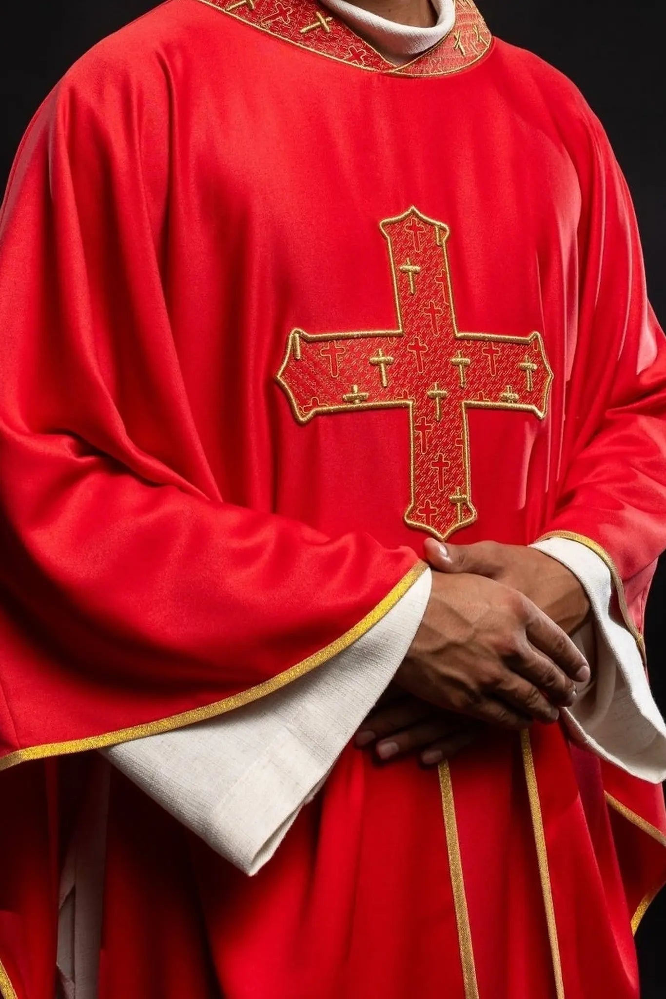 Chasuble avec croix richement brodée et col en rouge