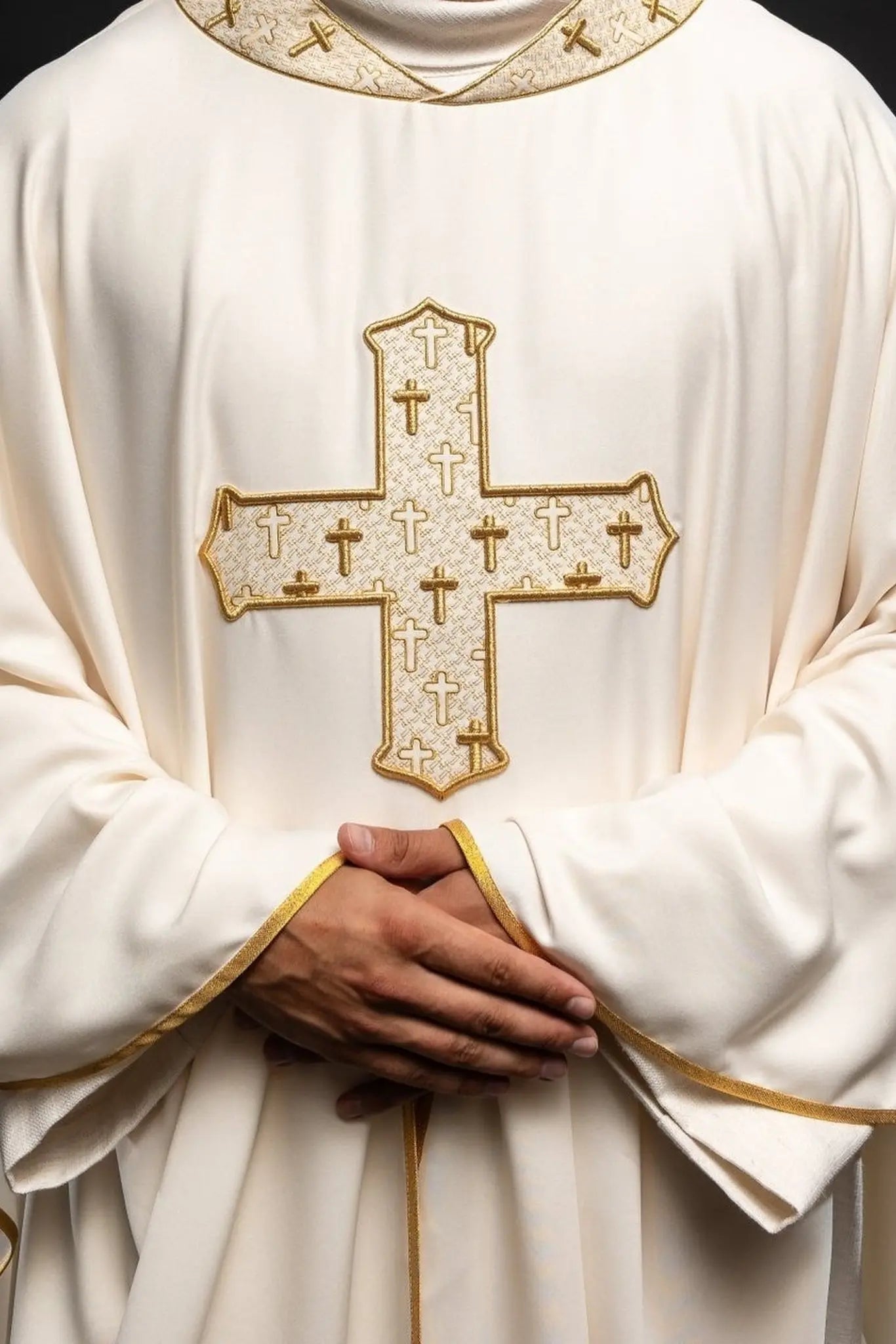Chasuble avec croix richement brodée et col écru