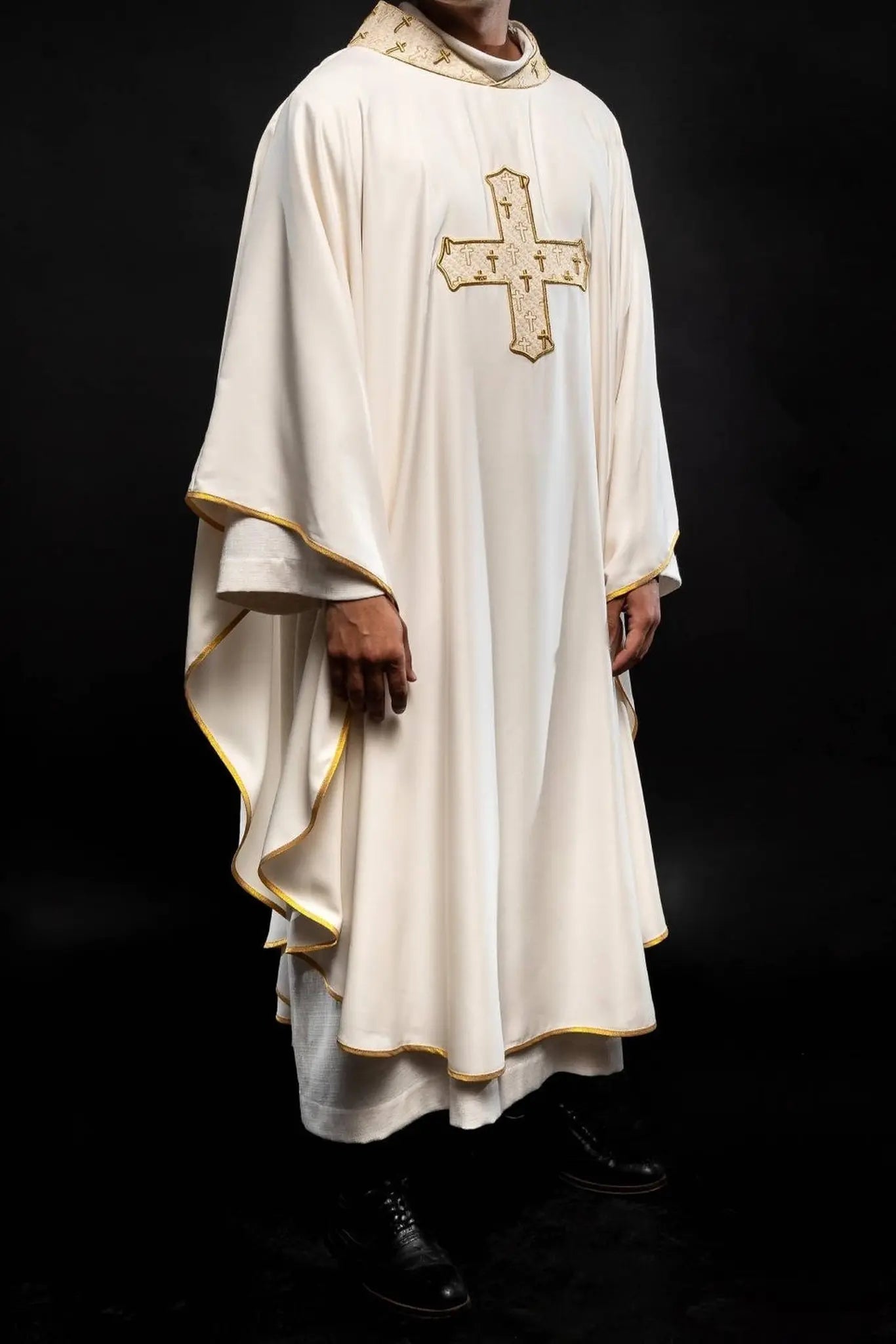 Chasuble avec croix richement brodée et col écru
