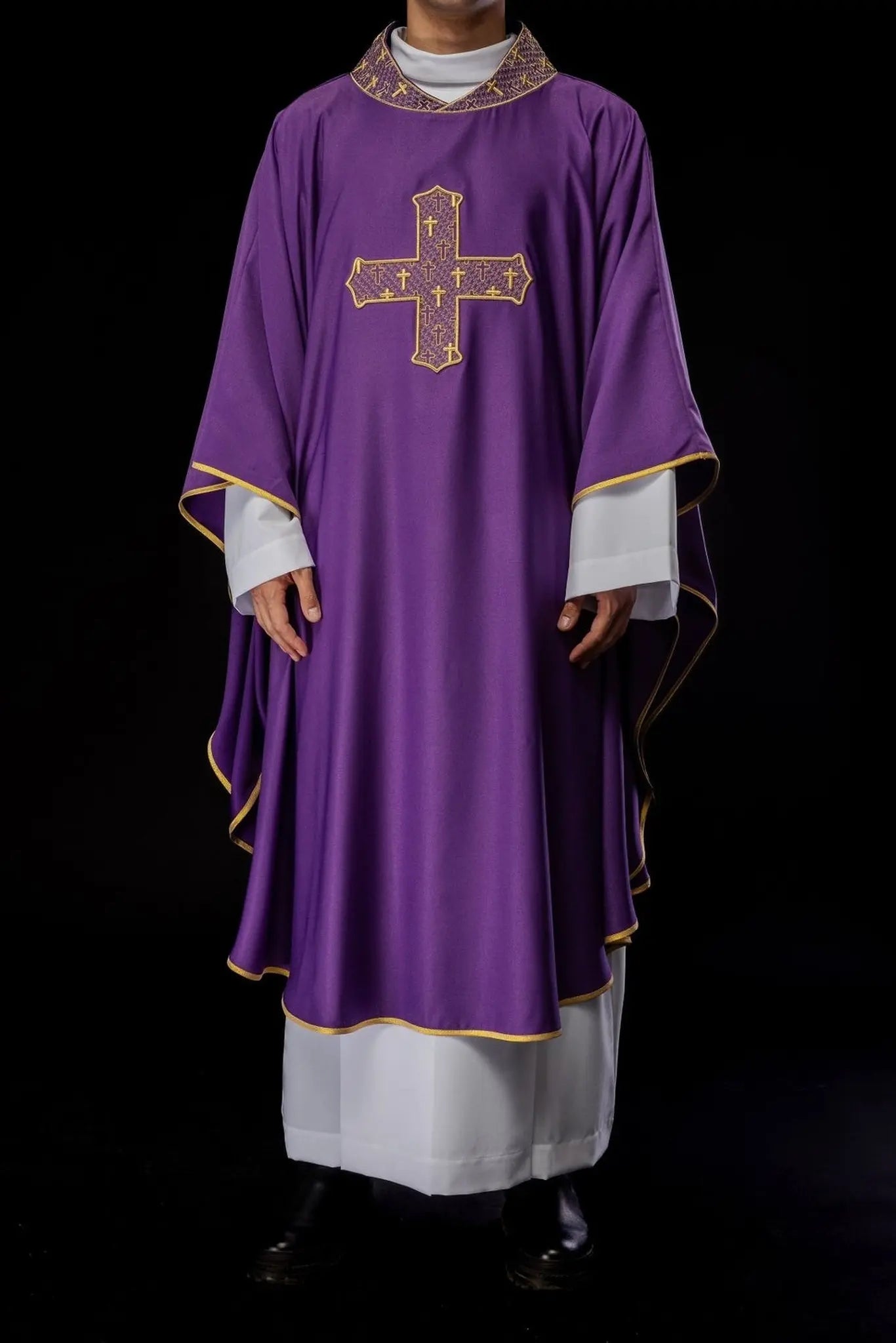 Chasuble avec croix richement brodée et col en violet