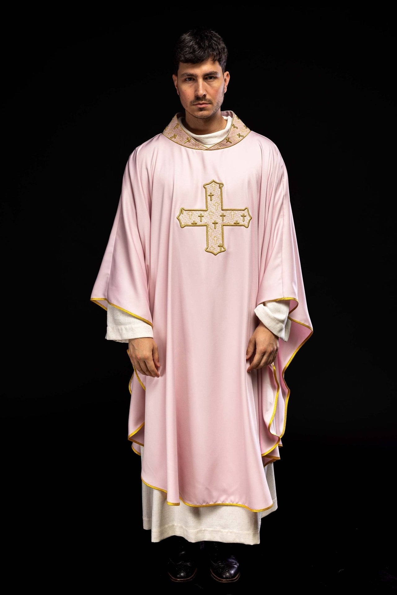 Ornat z bogato haftowanym krzyżem i kołnierzem w kolorze różowym