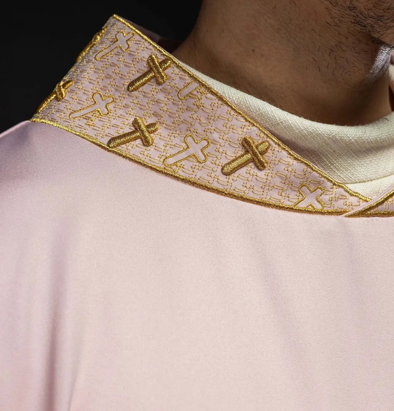 Chasuble rose avec croix richement brodée et col décoratif