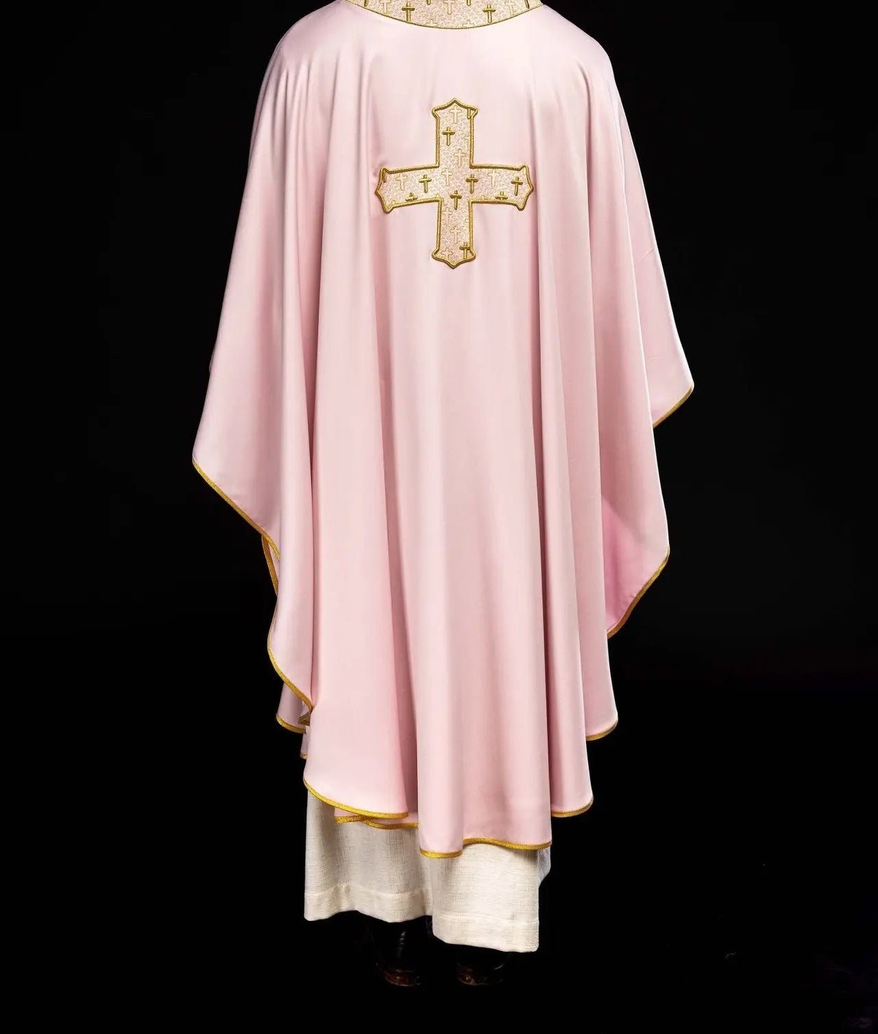 Chasuble rose avec croix richement brodée et col décoratif