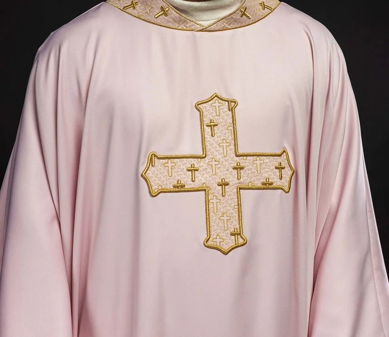 Chasuble rose avec croix richement brodée et col décoratif