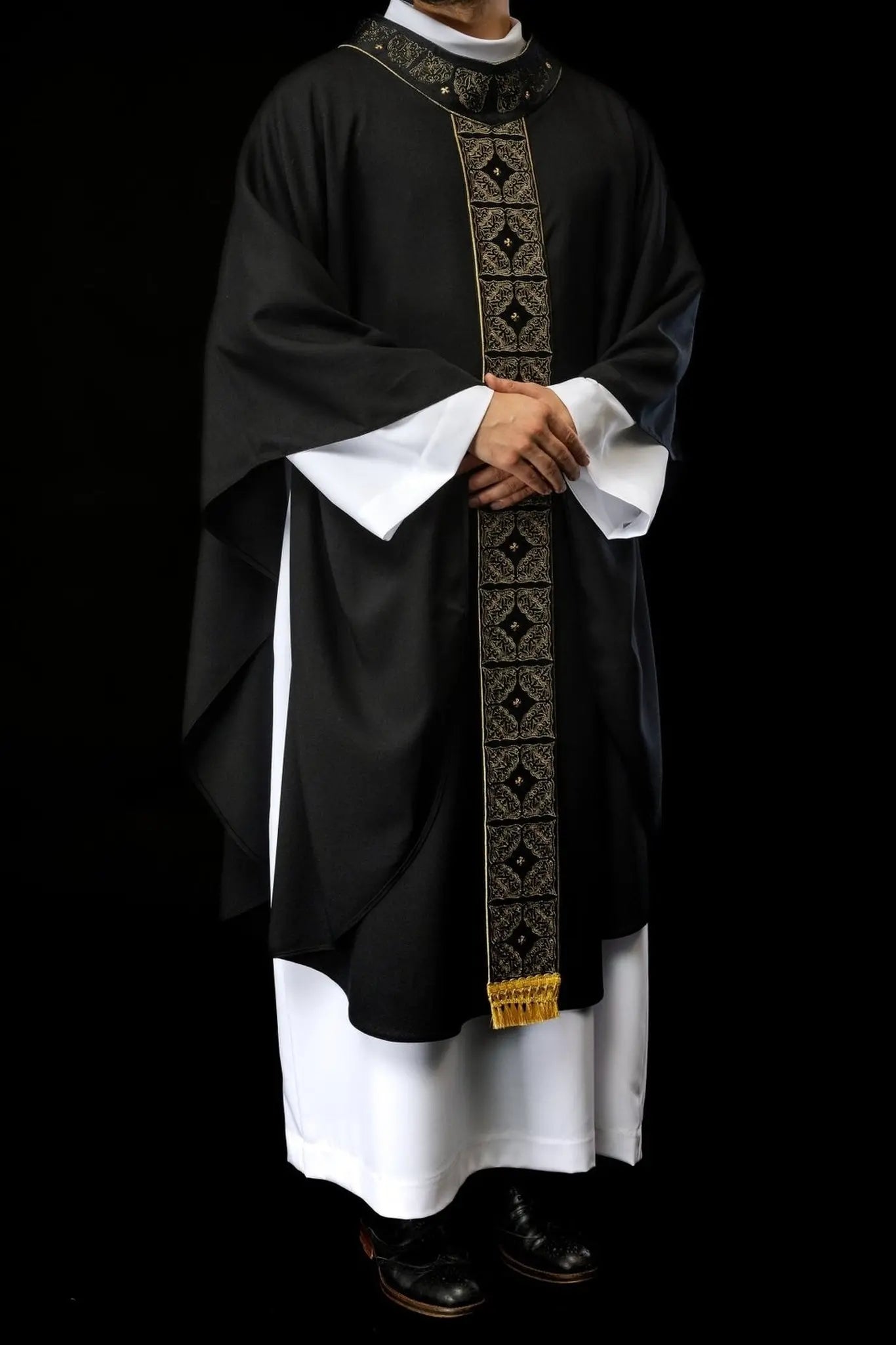 Chasuble avec ceinture et col richement brodés en noir
