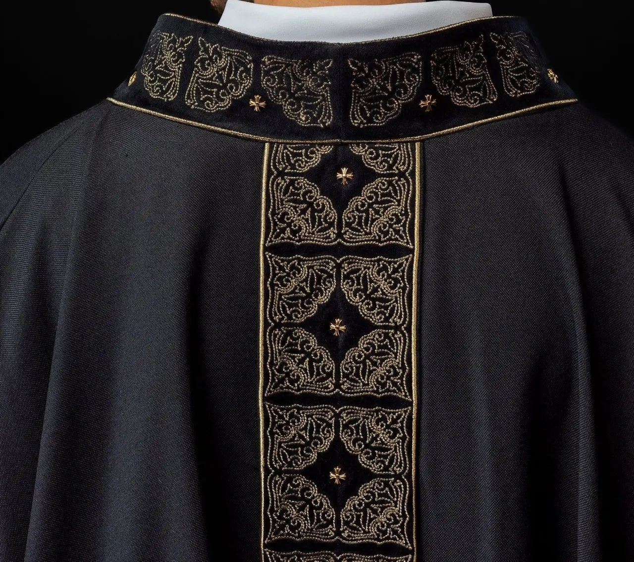 Chasuble avec ceinture et col richement brodés en noir