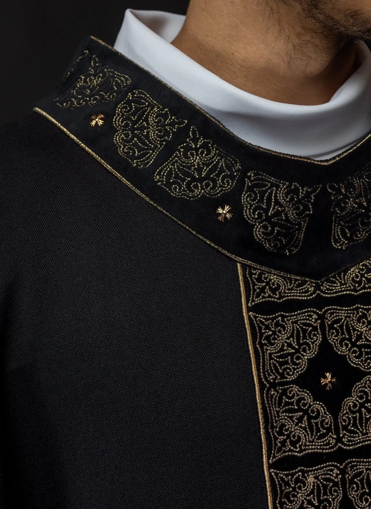 Chasuble avec ceinture et col richement brodés en noir