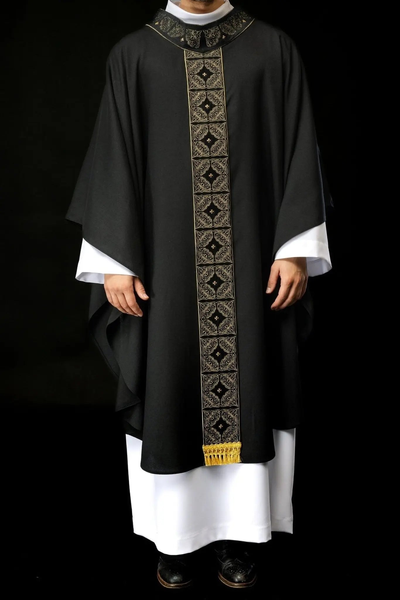 Chasuble avec ceinture et col richement brodés en noir