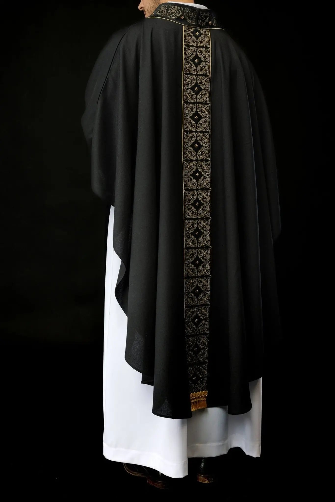 Chasuble avec ceinture et col richement brodés en noir