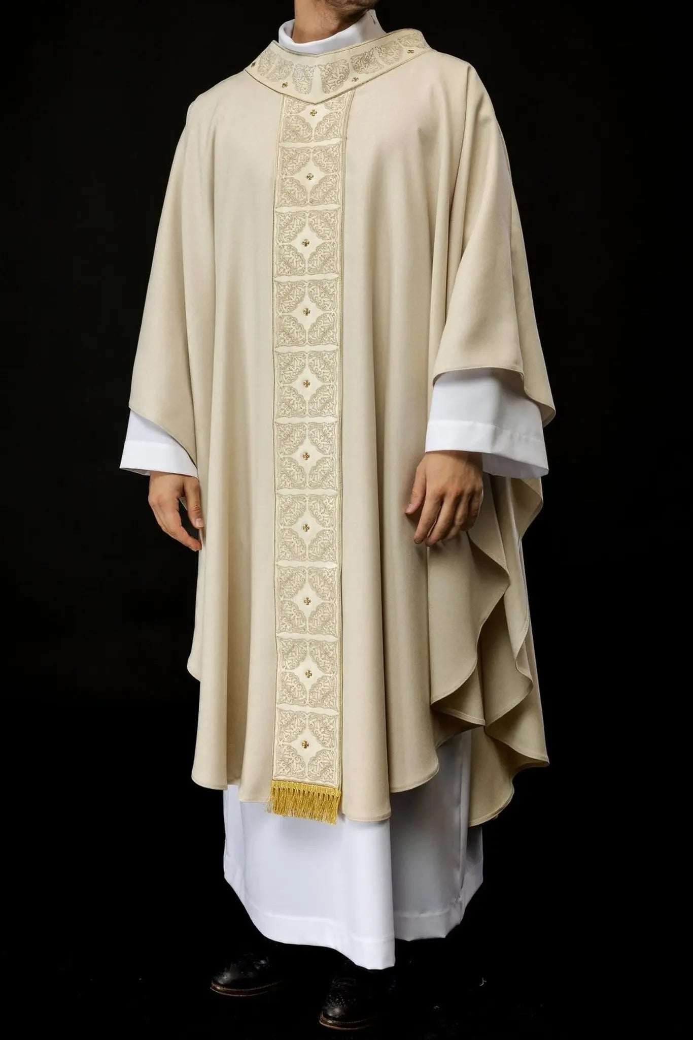 Chasuble avec ceinture et col richement brodés en couleur écrue