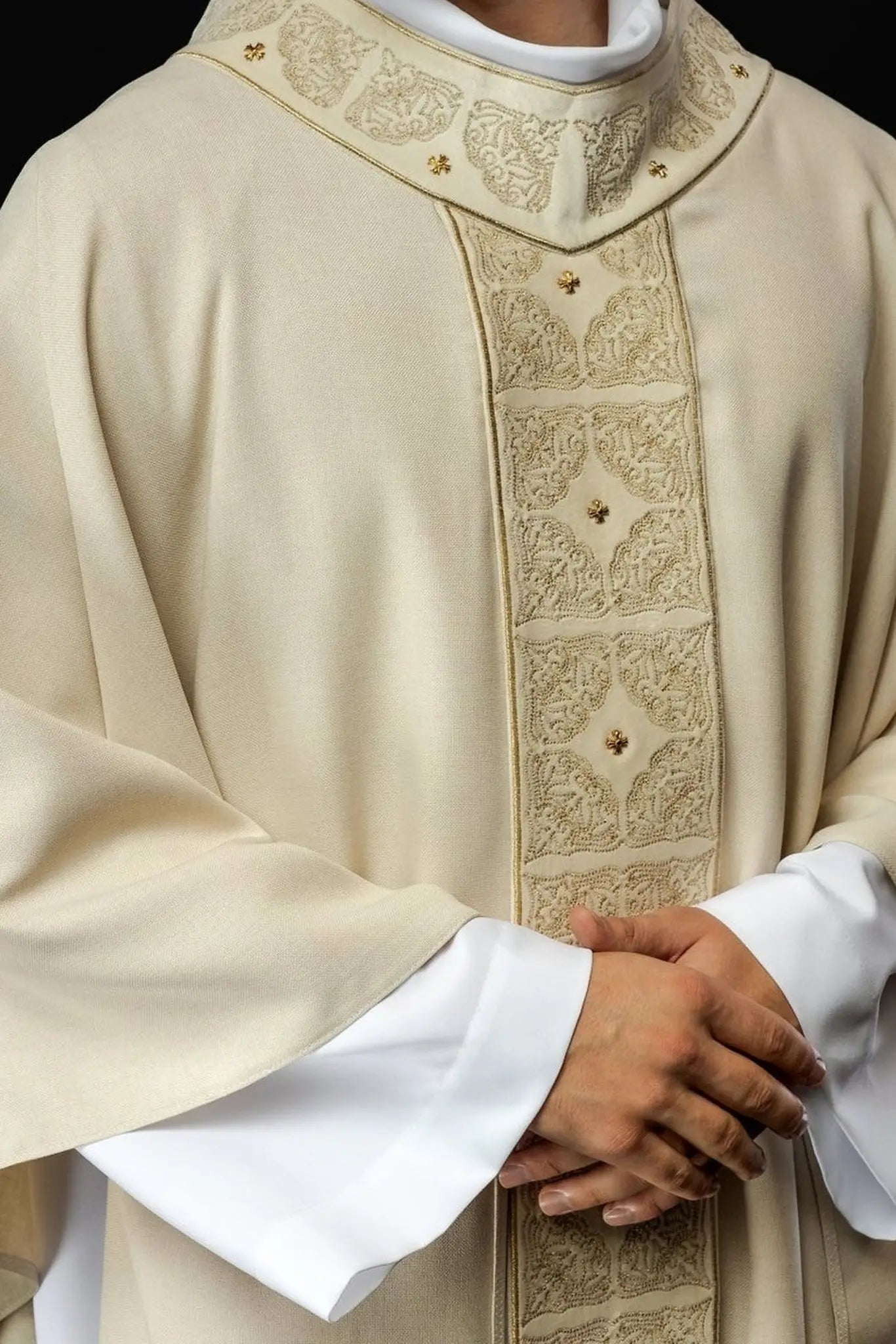 Chasuble avec ceinture et col richement brodés en couleur écrue
