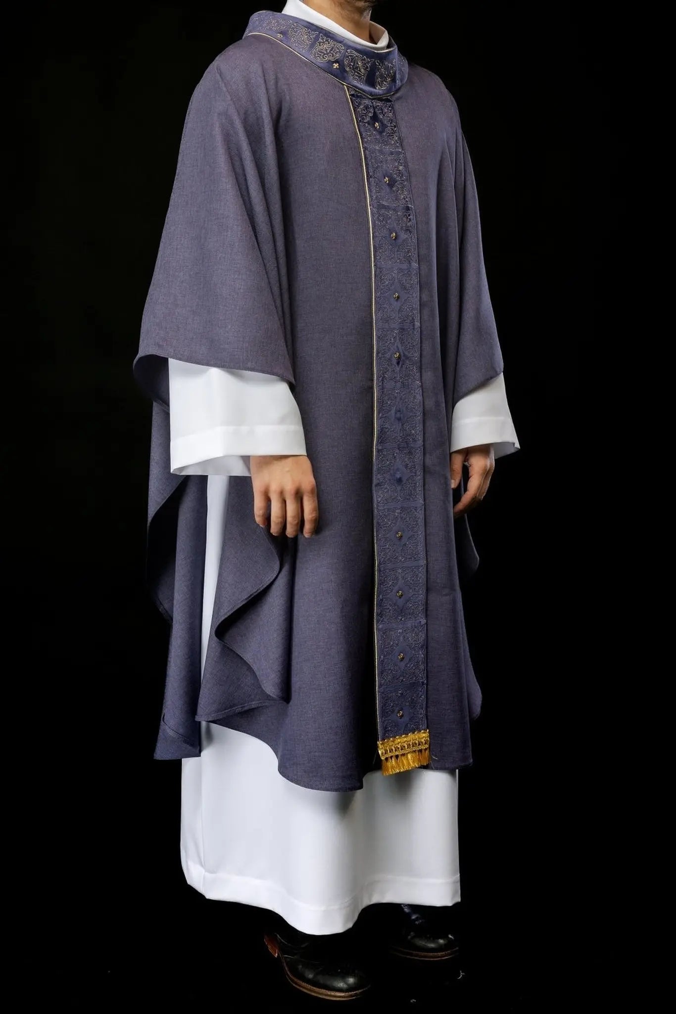 Chasuble avec ceinture et col richement brodés en violet