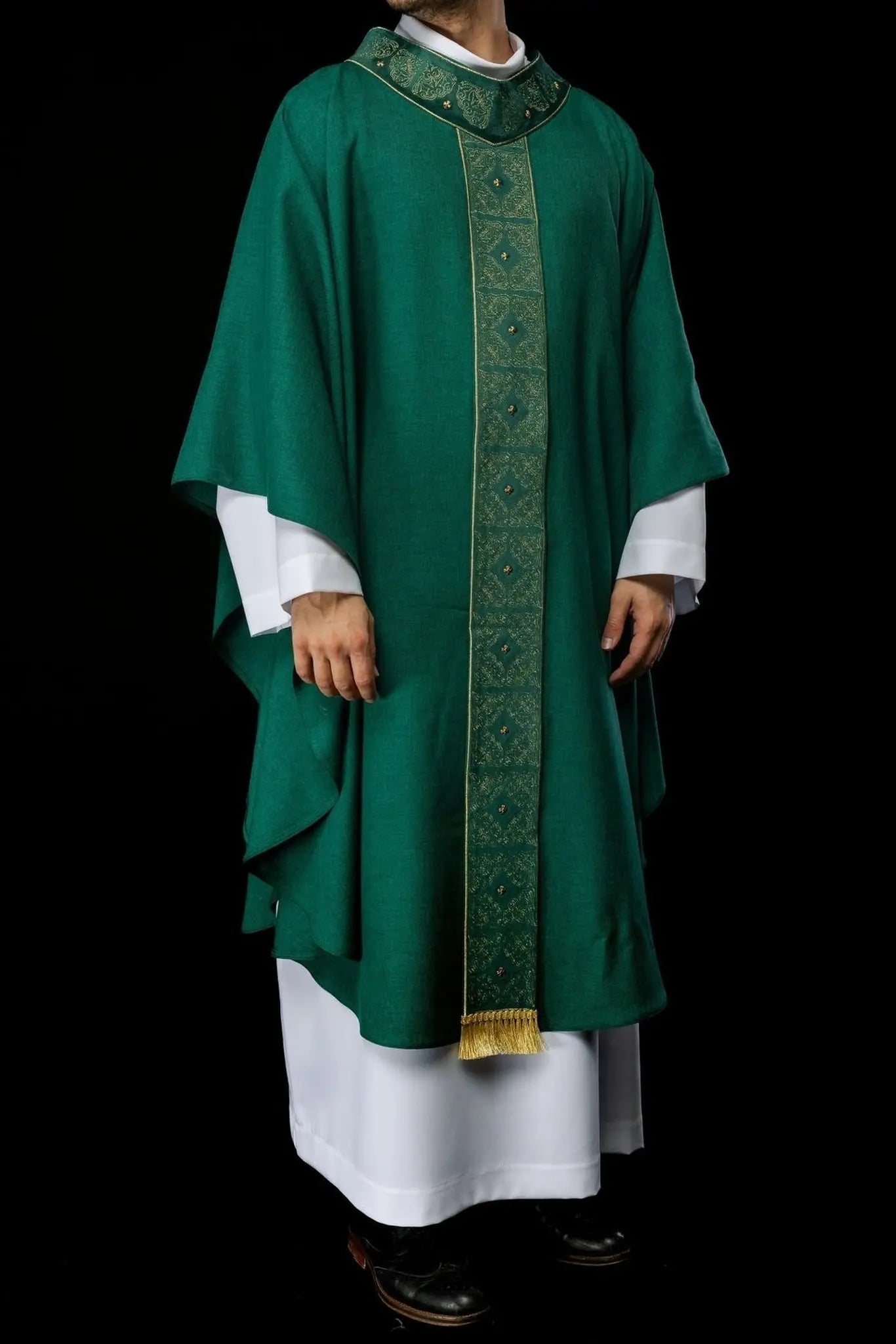 Chasuble avec ceinture et col richement brodés en vert