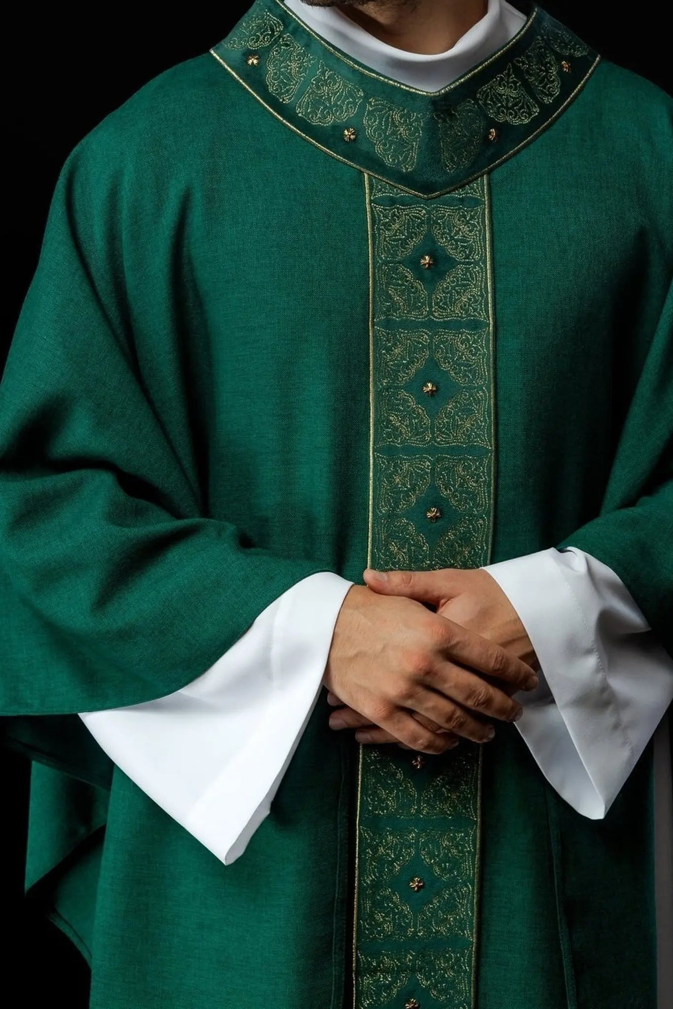 Chasuble avec ceinture et col richement brodés en vert