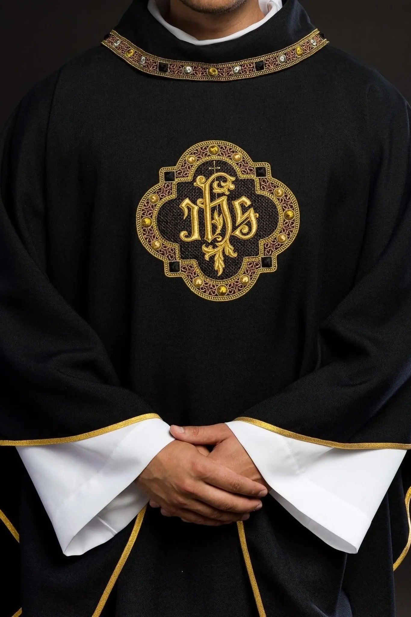Chasuble avec bande et bordure richement brodées avec IHS, avec col noir