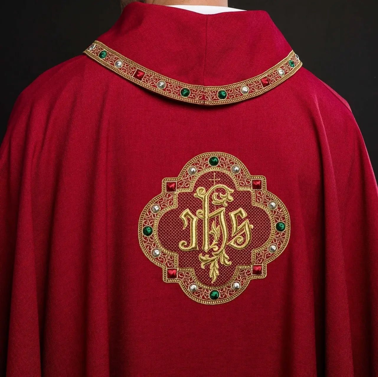 Chasuble avec ceinture richement brodée et passepoil autour du col IHS I broderie en rouge
