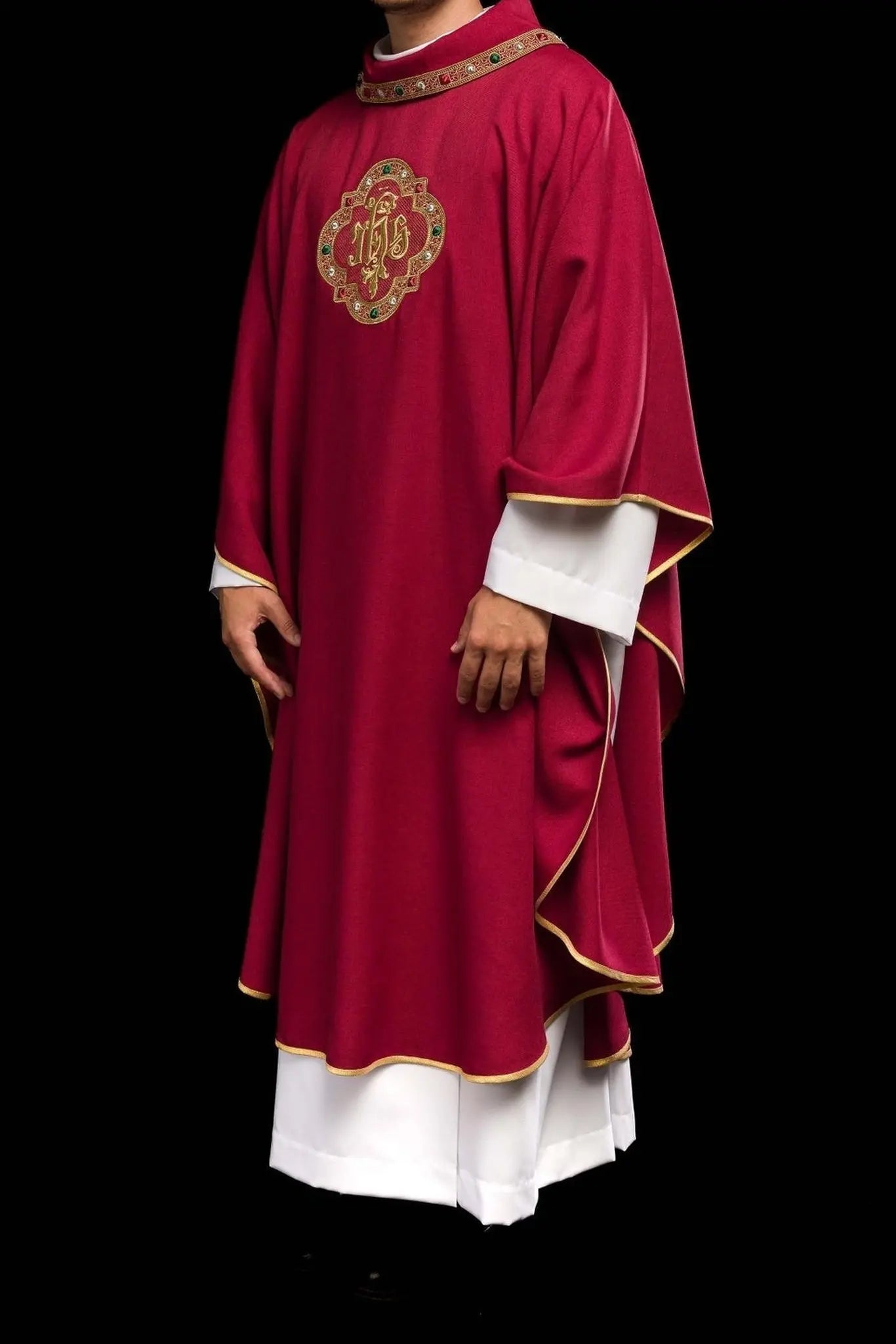 Chasuble avec ceinture richement brodée et passepoil autour du col IHS I broderie en rouge