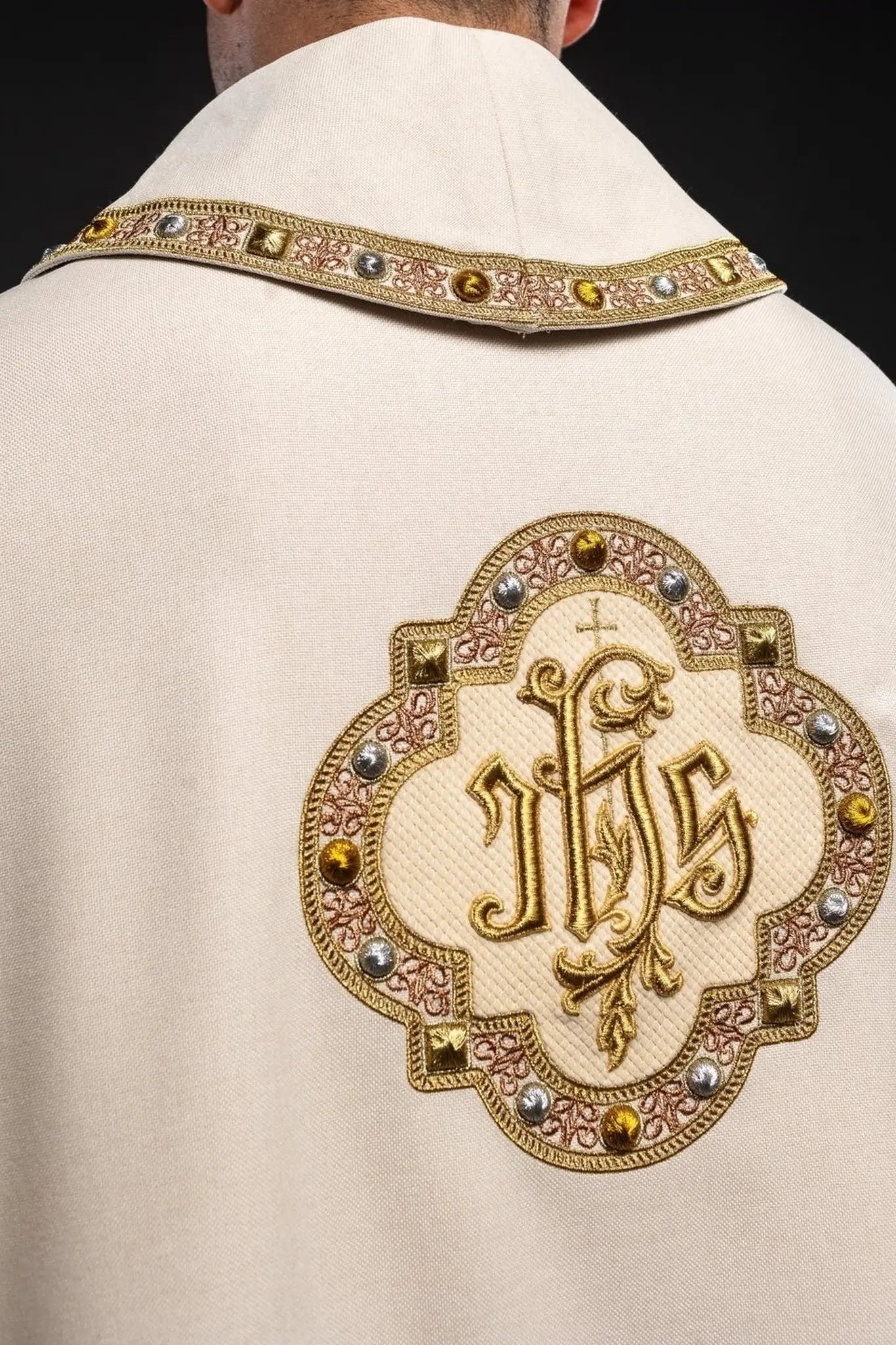 Chasuble avec ceinture richement brodée et passepoil autour de la broderie IHS, col en couleur écrue