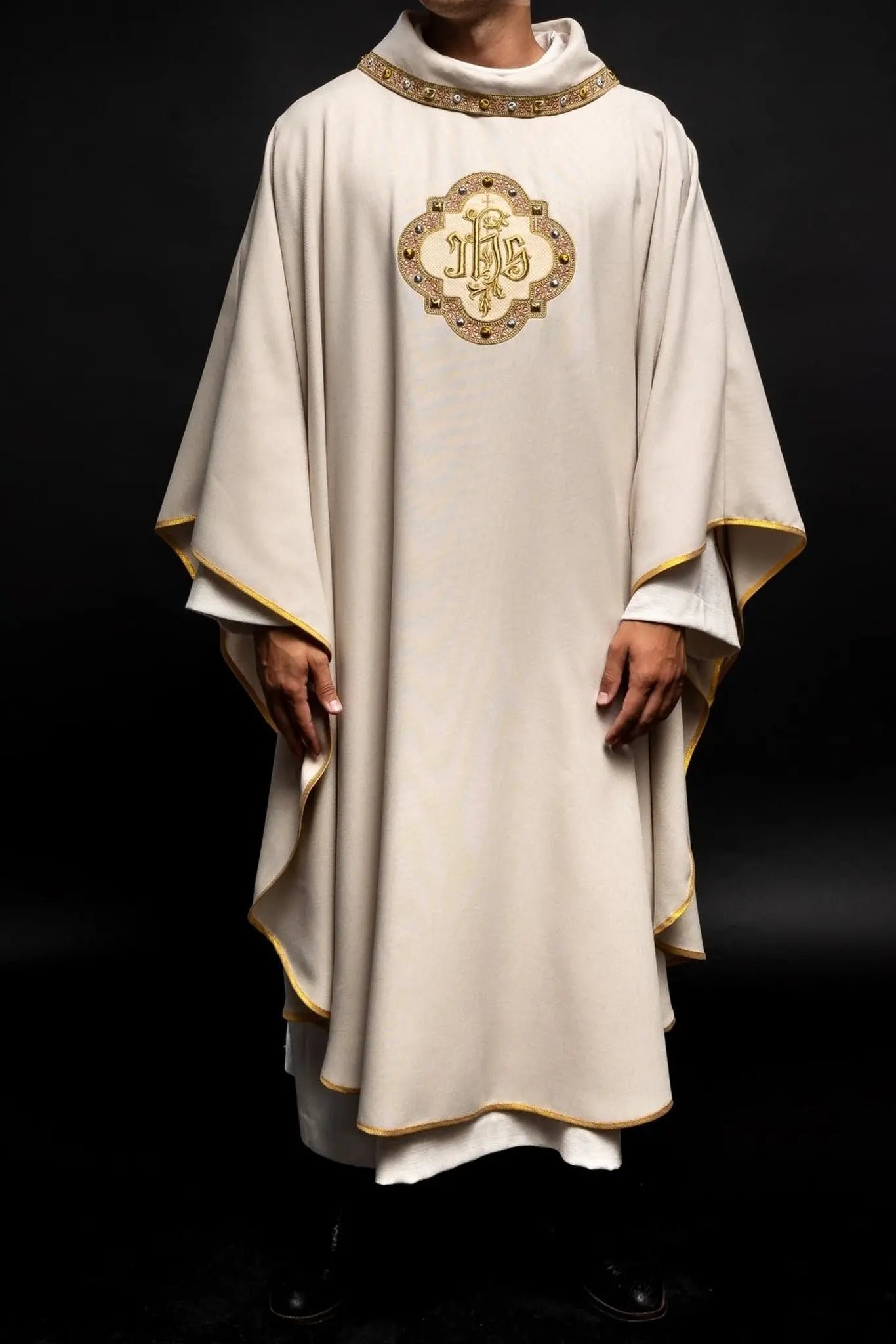 Chasuble avec ceinture richement brodée et passepoil autour de la broderie IHS, col en couleur écrue