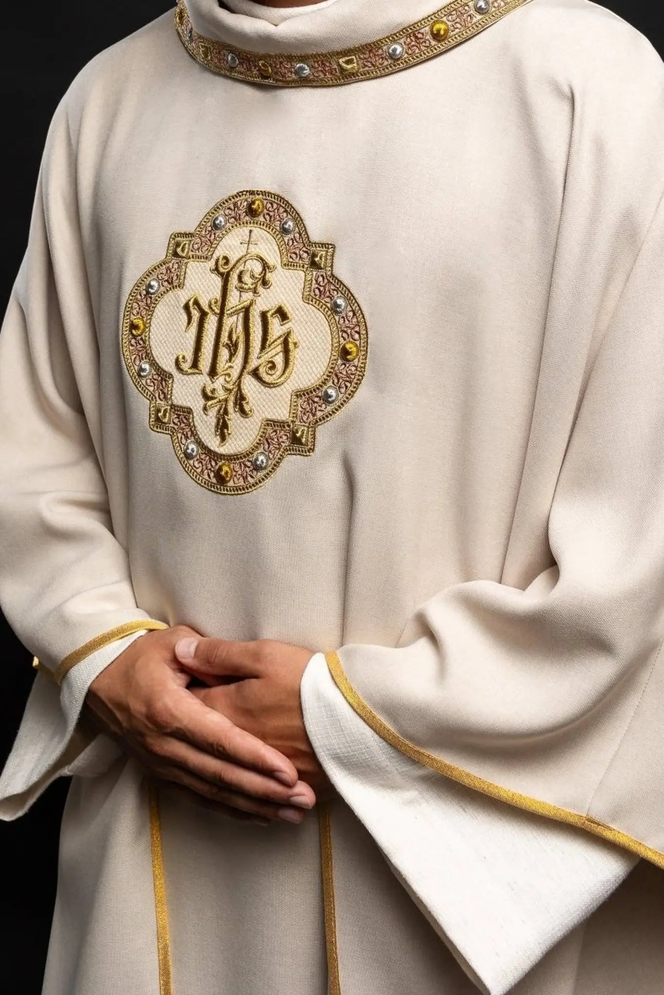Chasuble avec ceinture richement brodée et passepoil autour de la broderie IHS, col en couleur écrue