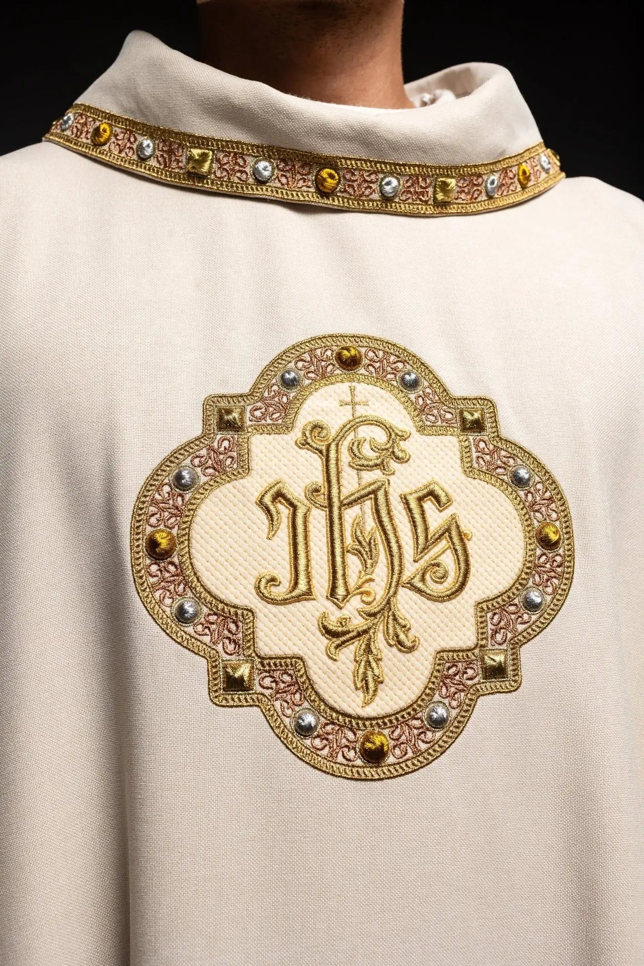 Chasuble with richly embroidered belt and piping around IHS embroidery I collar in ecru color
