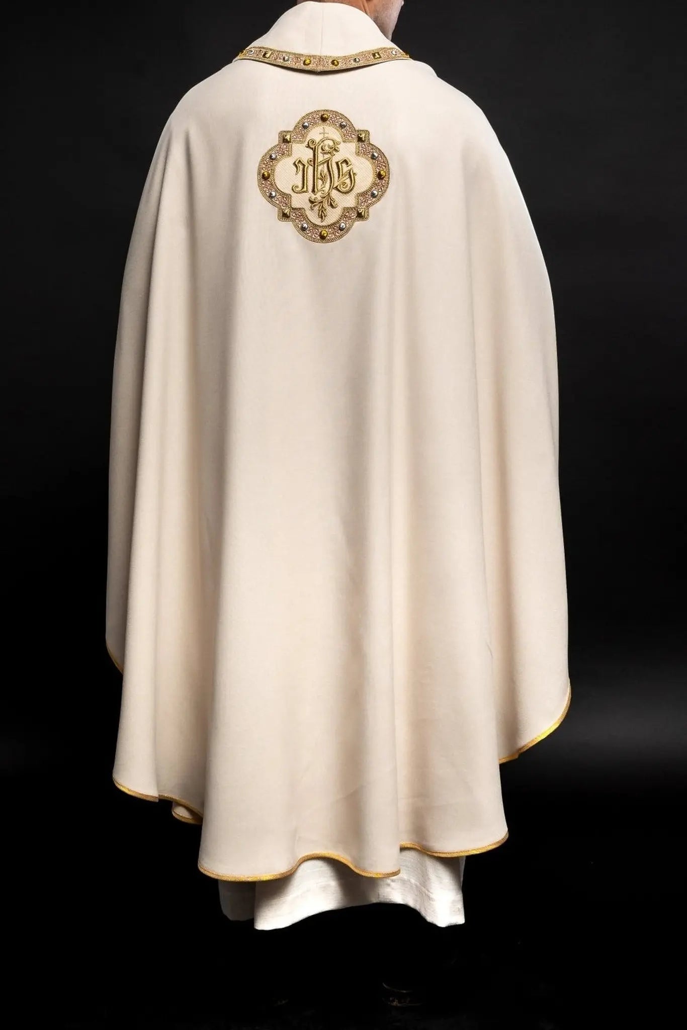 Chasuble with richly embroidered belt and piping around IHS embroidery I collar in ecru color