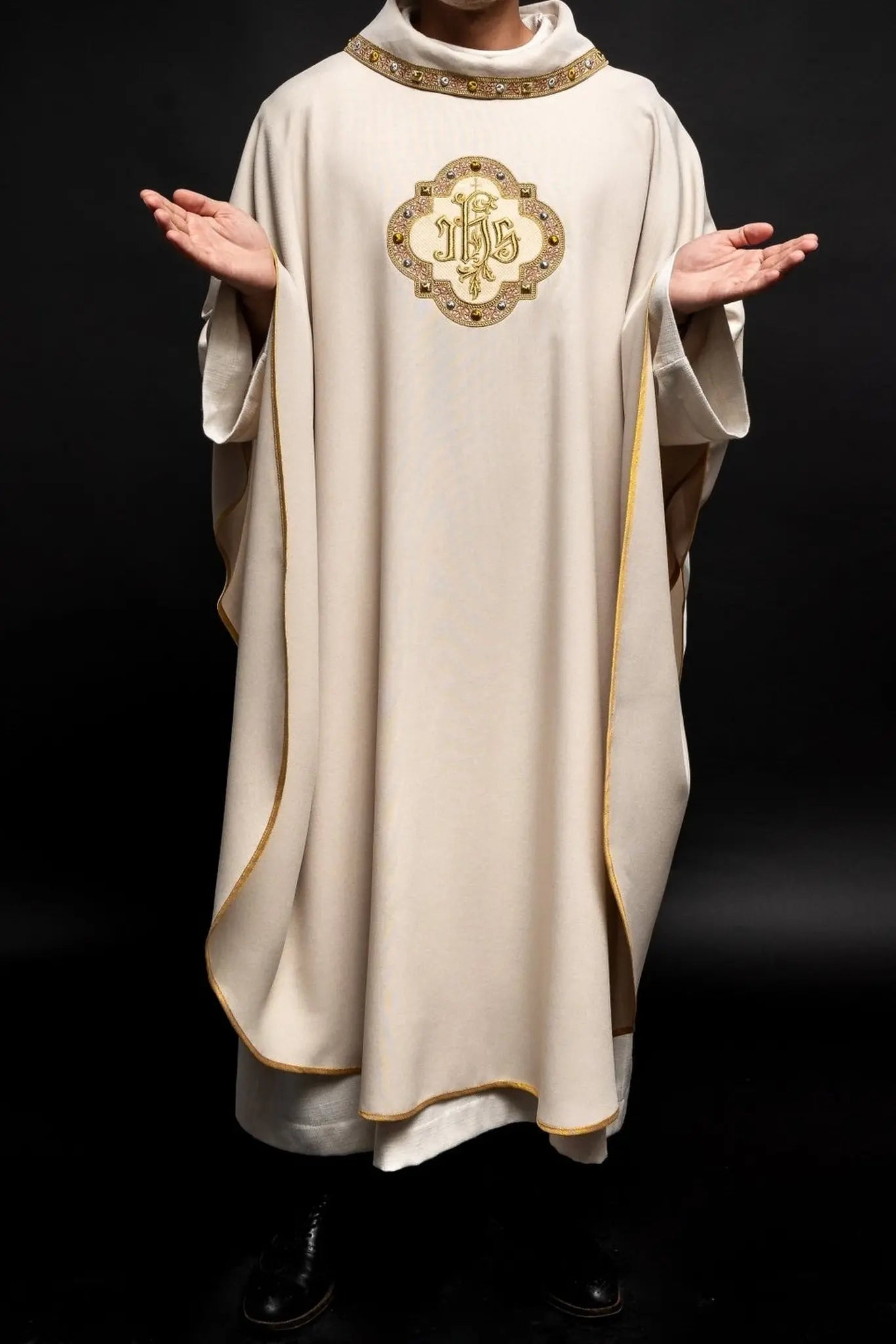 Chasuble with richly embroidered belt and piping around IHS embroidery I collar in ecru color