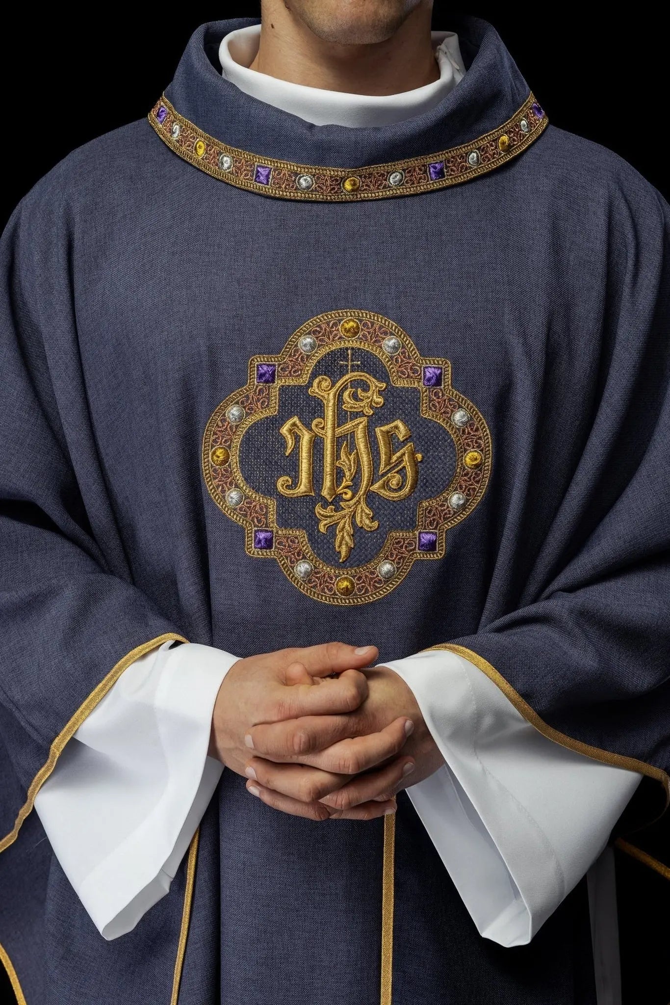Chasuble avec ceinture richement brodée et passepoil autour de la broderie du col IHS I en couleur violette