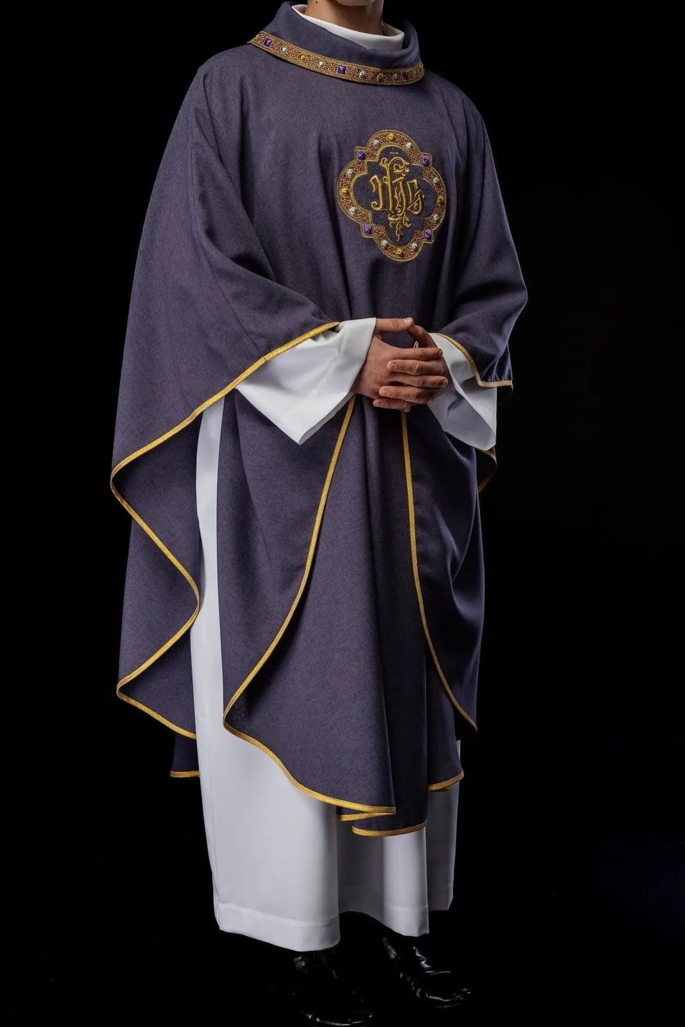 Chasuble avec ceinture richement brodée et passepoil autour de la broderie du col IHS I en couleur violette