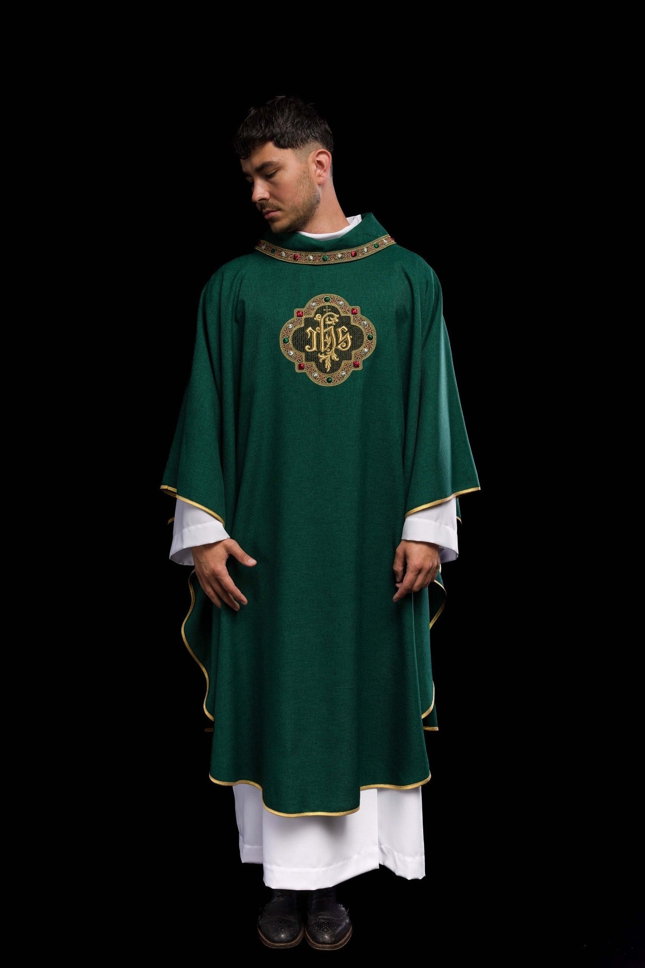 Ornat z bogato haftowanym pasem i lamówką wokół haft IHS I kołnierza w kolorze zielonym