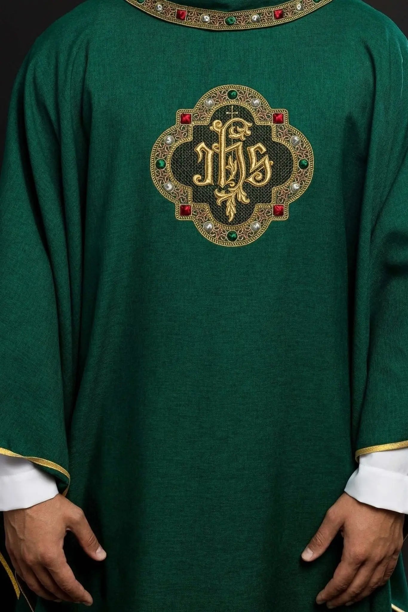 Chasuble avec ceinture richement brodée et passepoil autour de la broderie du col IHS en vert