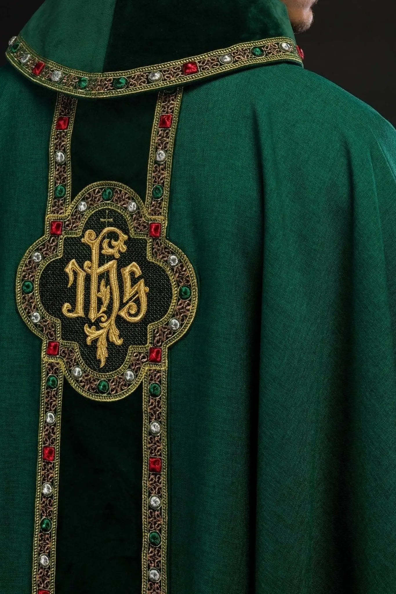 Chasuble avec ceinture richement brodée et passepoil autour de la broderie IHS et du col en vert