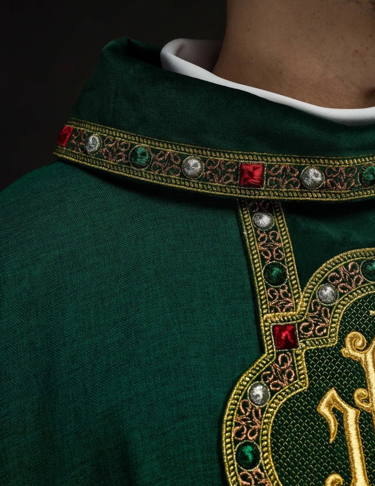 Chasuble avec ceinture richement brodée et passepoil autour de la broderie IHS et du col en vert