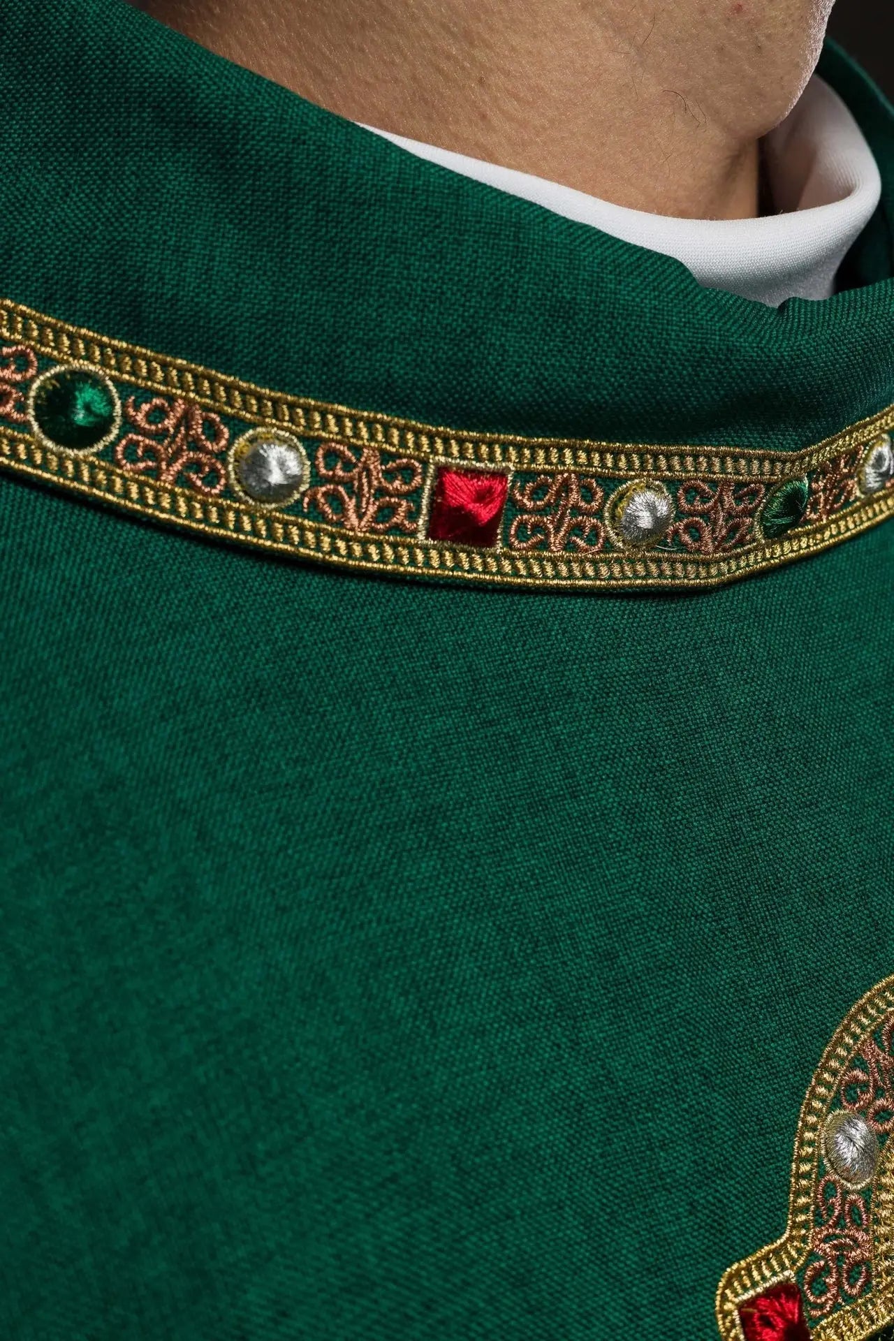 Chasuble avec ceinture richement brodée et passepoil autour de la broderie du col IHS en vert