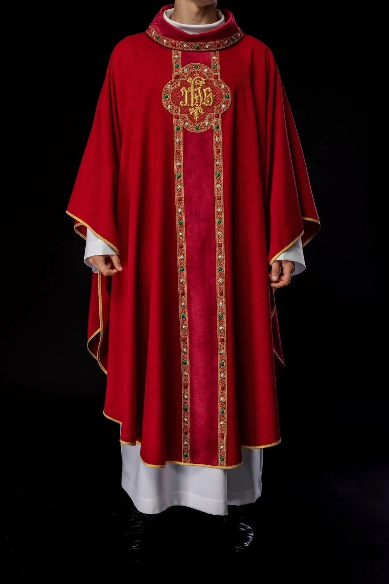Chasuble avec ceinture richement brodée et passepoil autour de la broderie IHS et du col en rouge