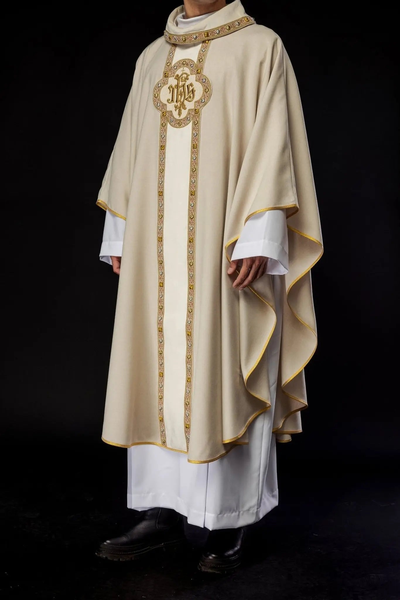 Chasuble with richly embroidered belt and piping around IHS embroidery and collar in ecru color
