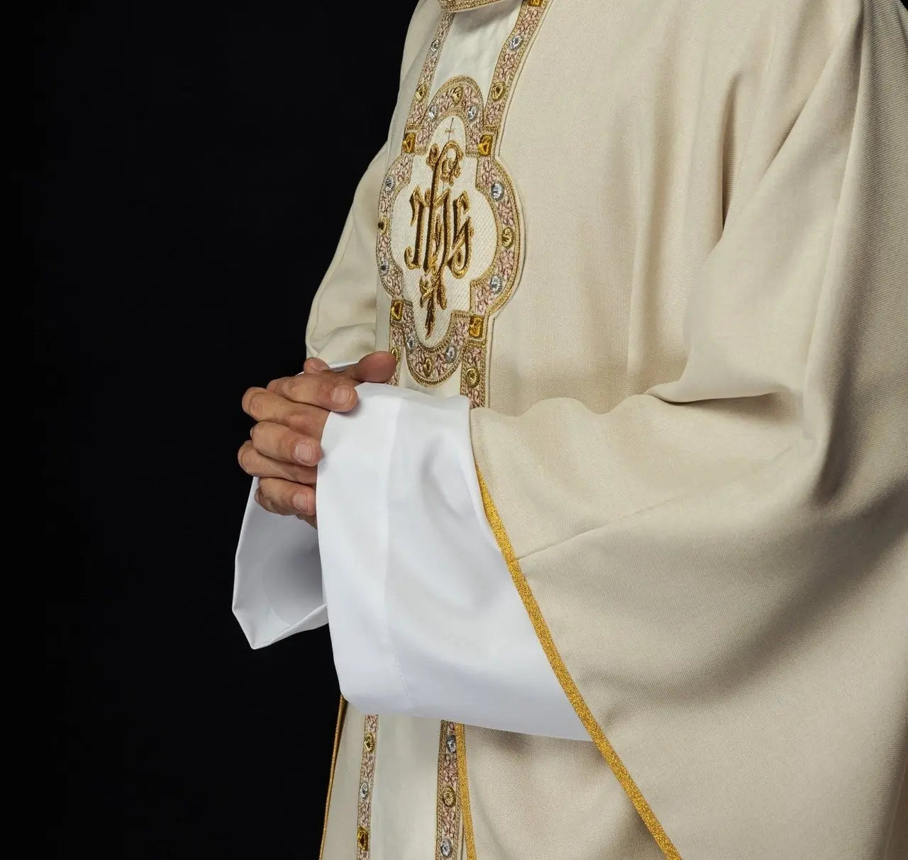 Chasuble with richly embroidered belt and piping around IHS embroidery and collar in ecru color