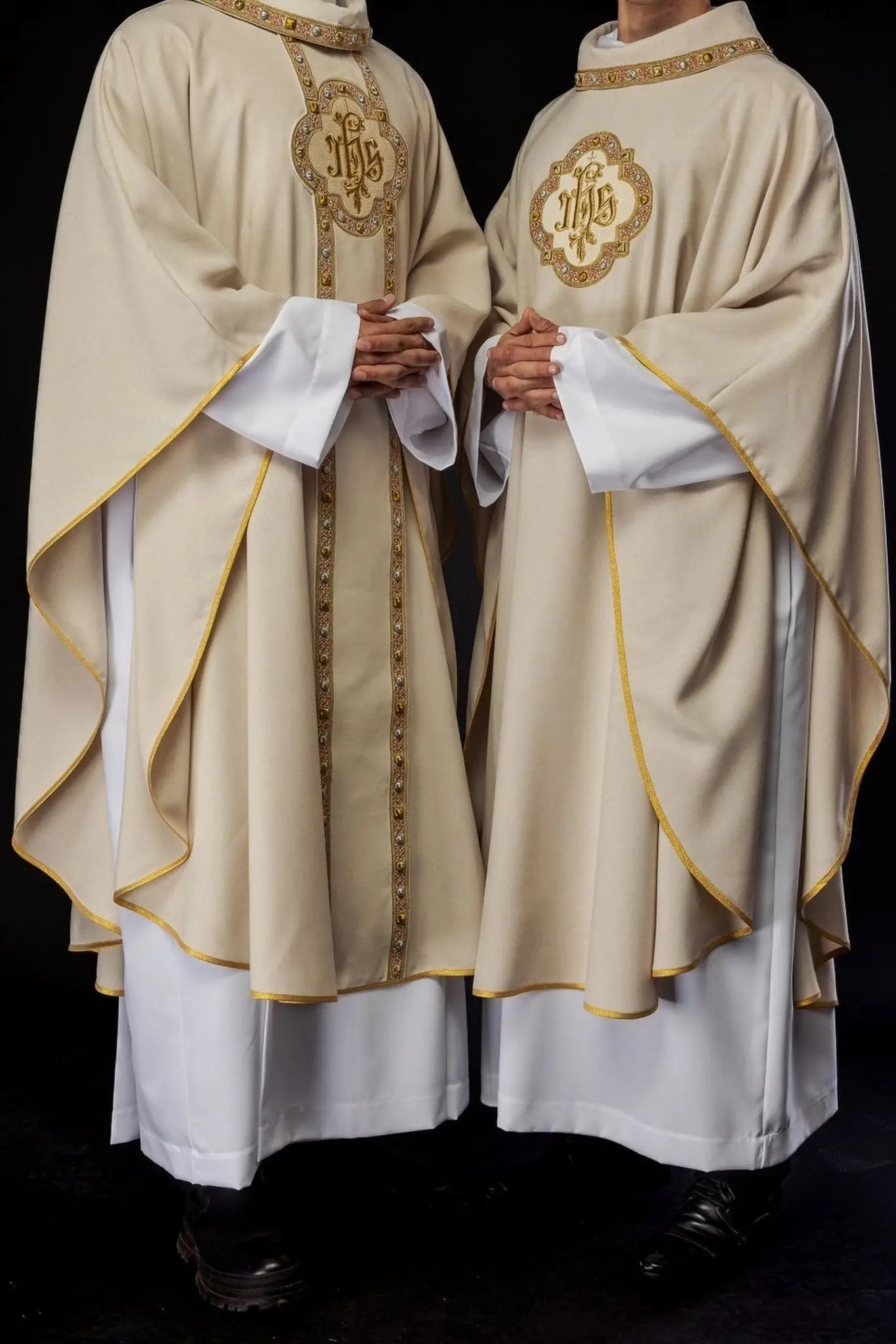 Chasuble with richly embroidered belt and piping around IHS embroidery and collar in ecru color