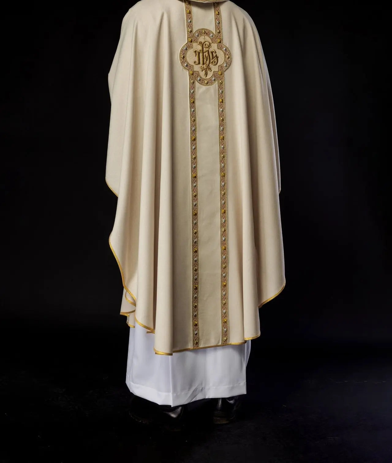 Chasuble with richly embroidered belt and piping around IHS embroidery and collar in ecru color