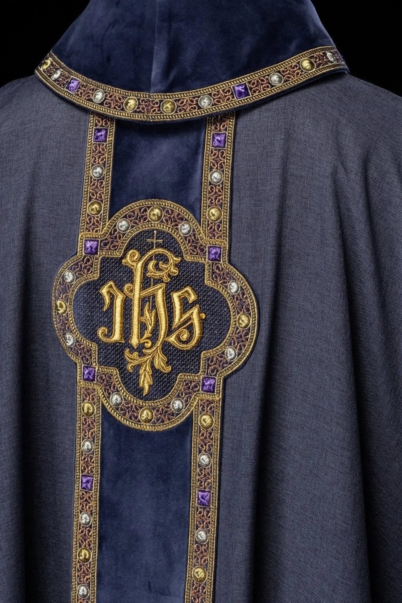 Chasuble avec ceinture richement brodée et passepoil autour de la broderie IHS et du col en violet