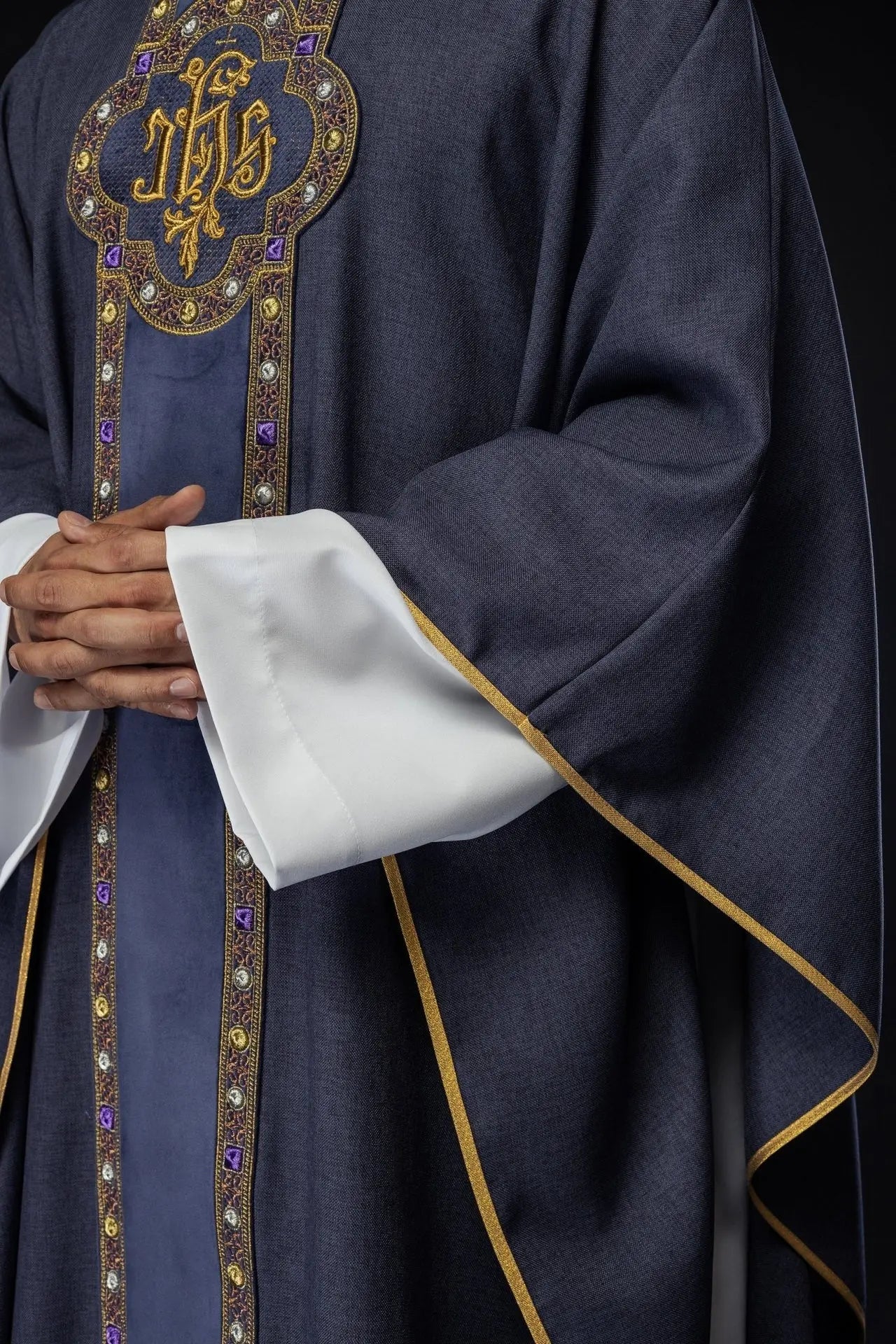 Chasuble avec ceinture richement brodée et passepoil autour de la broderie IHS et du col en violet
