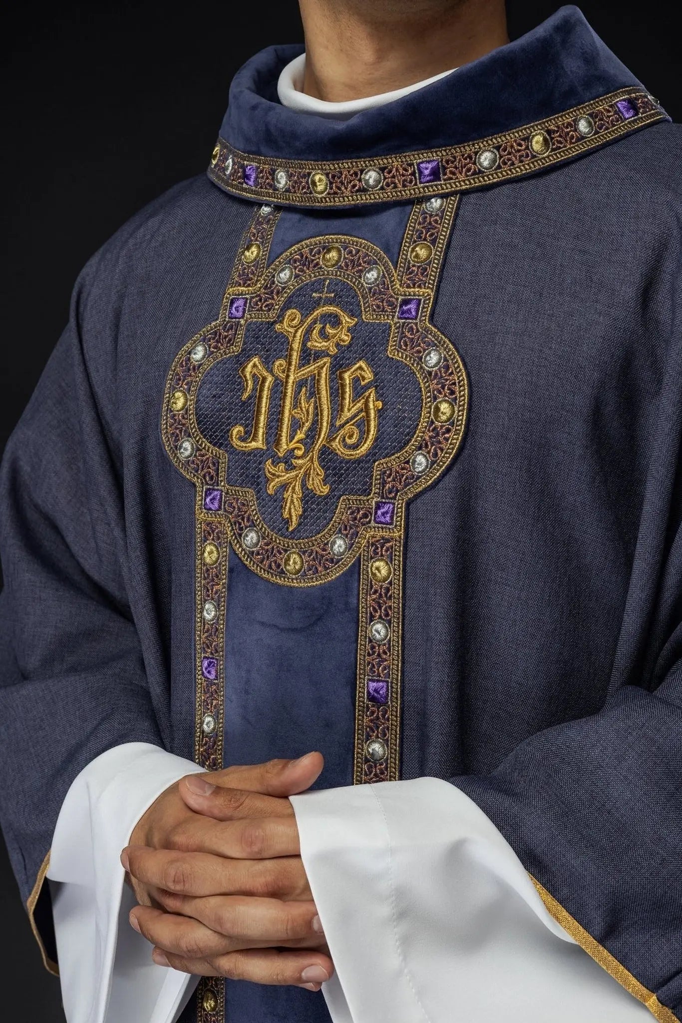 Chasuble avec ceinture richement brodée et passepoil autour de la broderie IHS et du col en violet