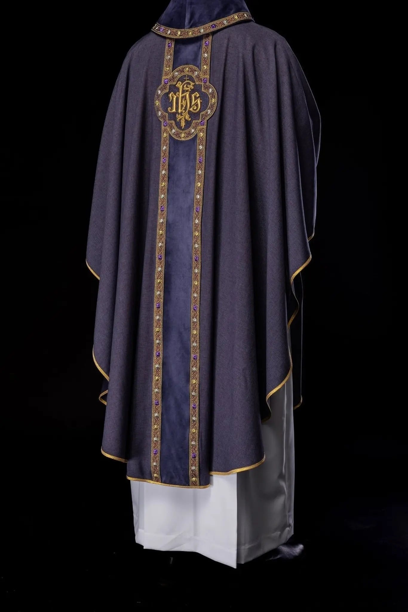 Chasuble avec ceinture richement brodée et passepoil autour de la broderie IHS et du col en violet