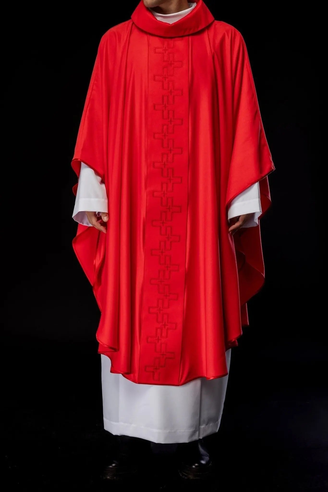Chasuble avec ceinture richement brodée en broderie de croix rouge