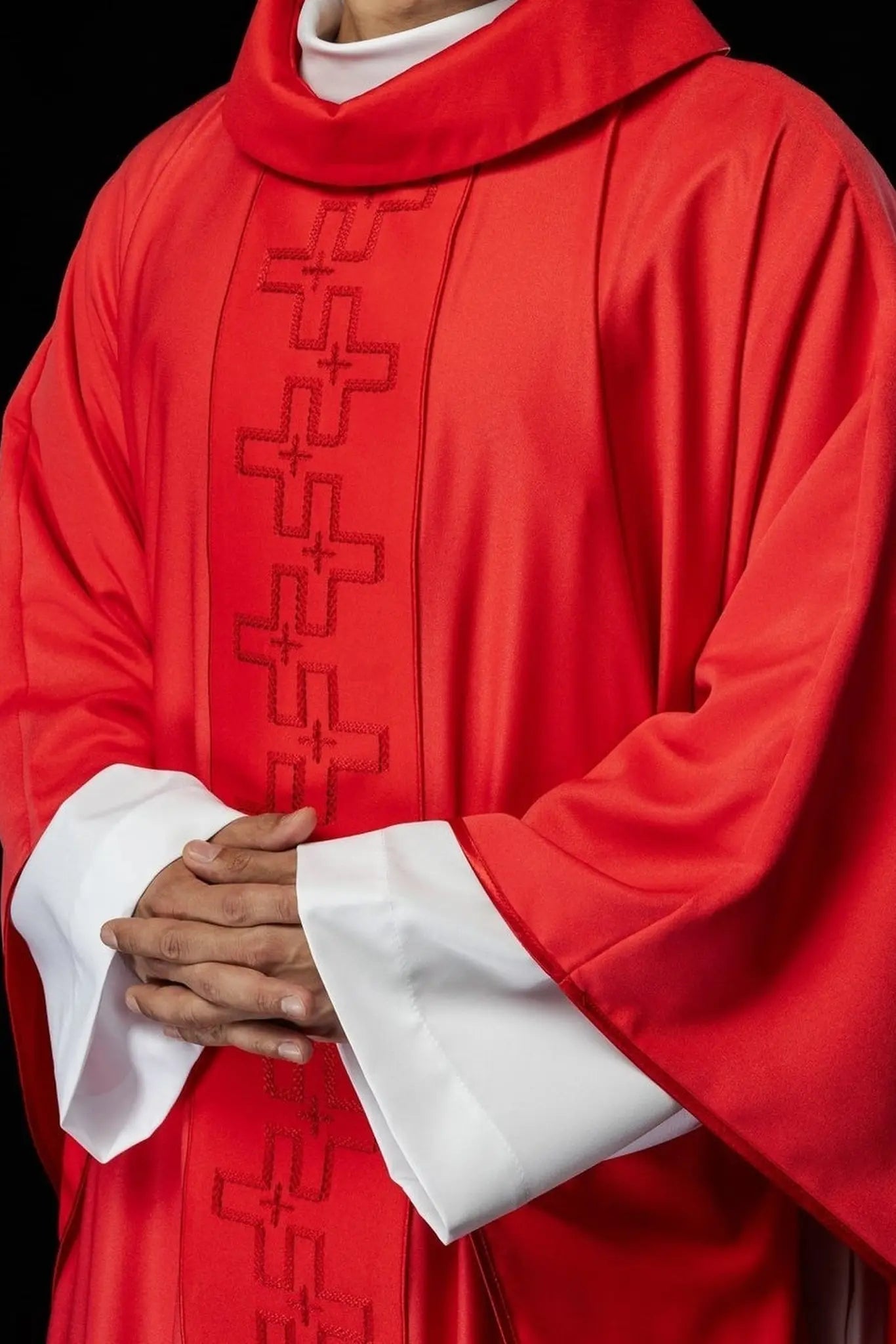 Chasuble avec ceinture richement brodée en broderie de croix rouge