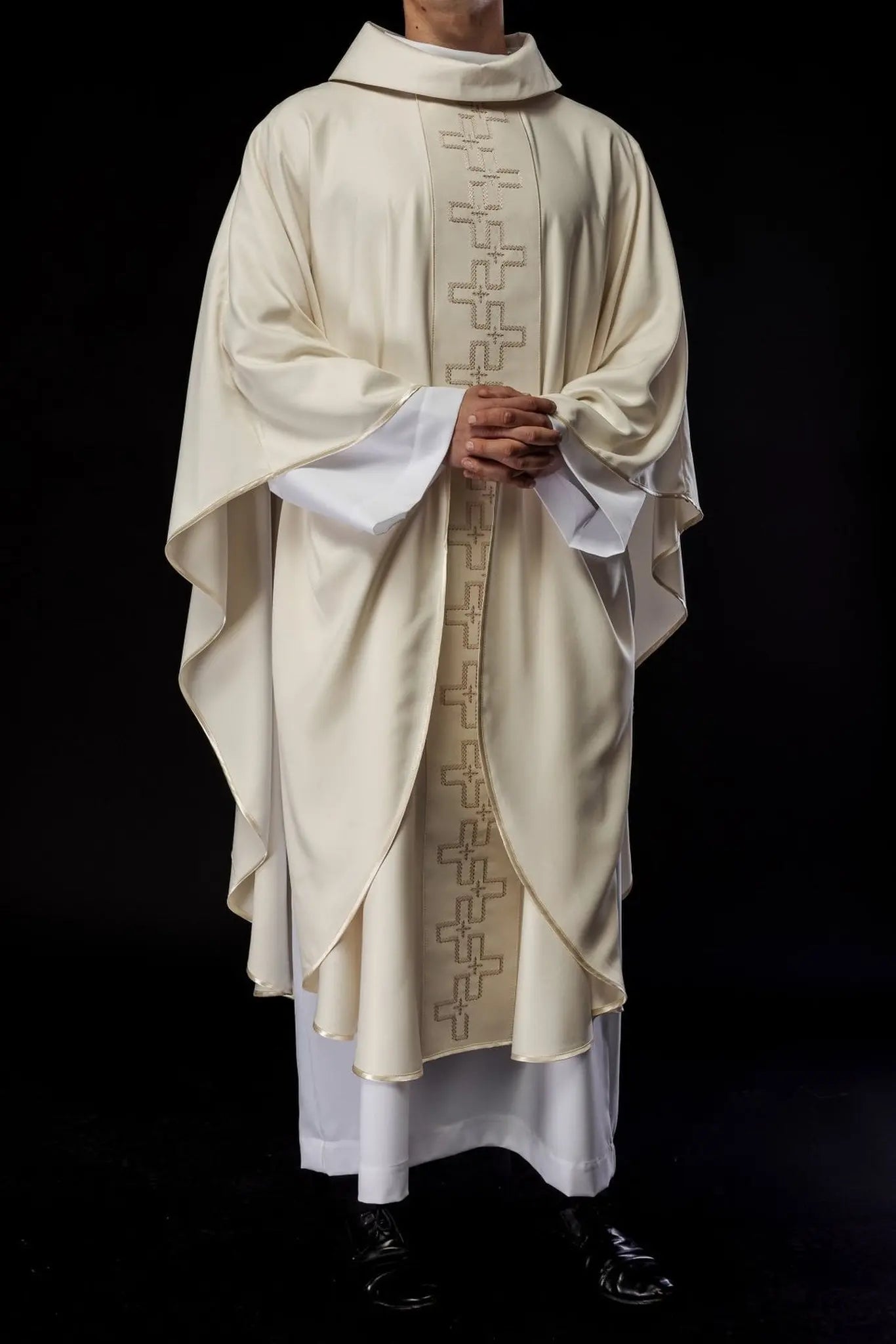 Chasuble with richly embroidered belt in ecru cross embroidery