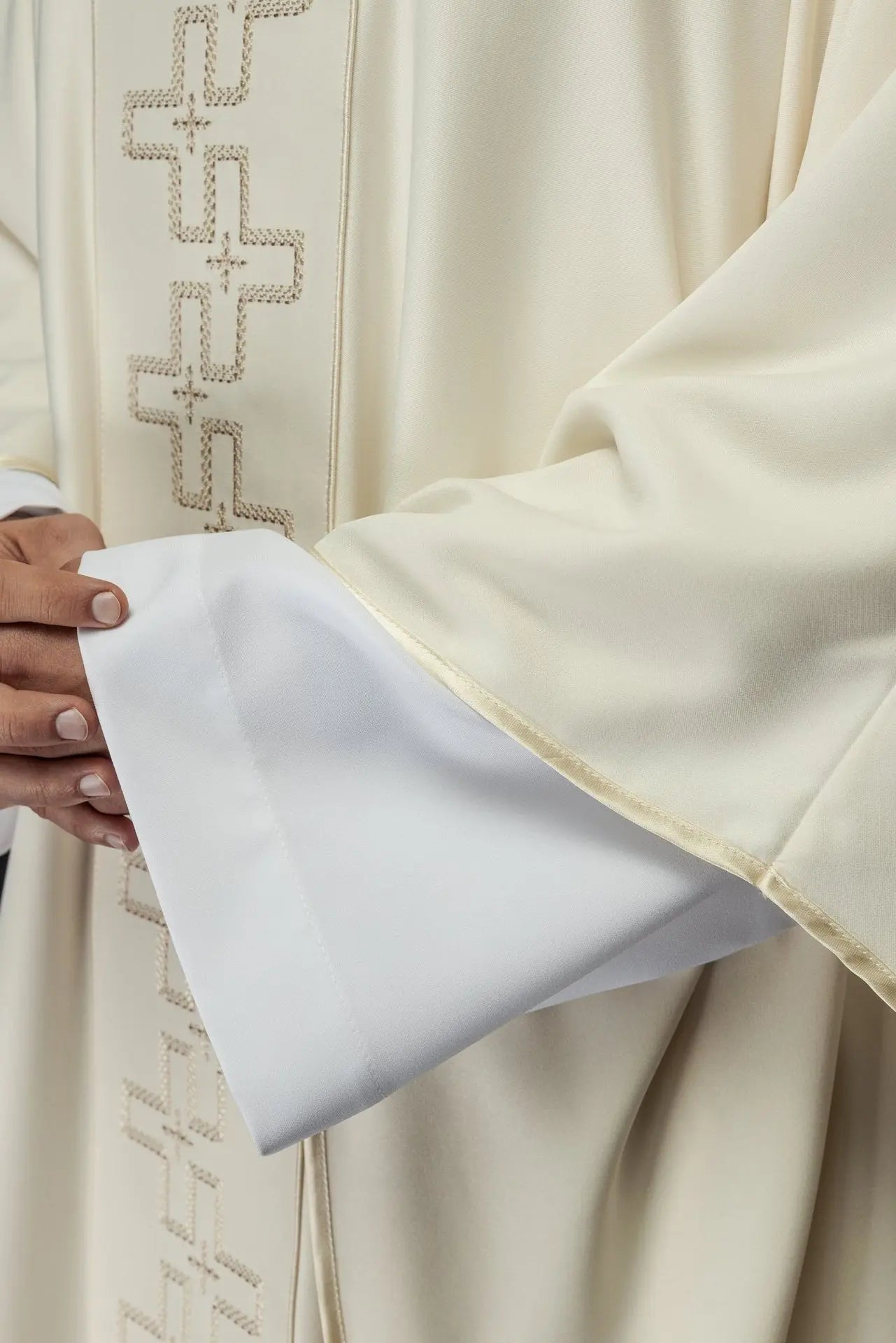 Chasuble with richly embroidered belt in ecru cross embroidery