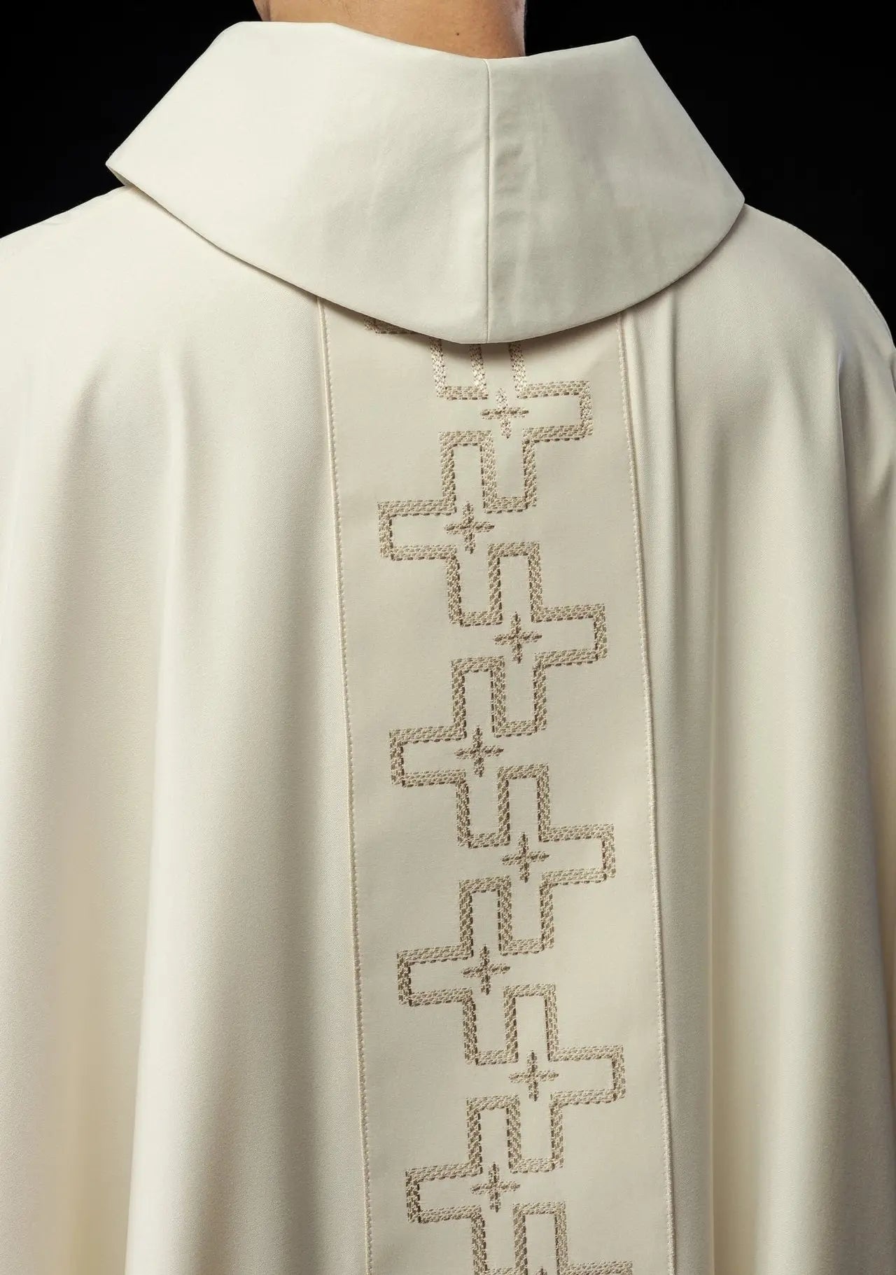 Chasuble with richly embroidered belt in ecru cross embroidery