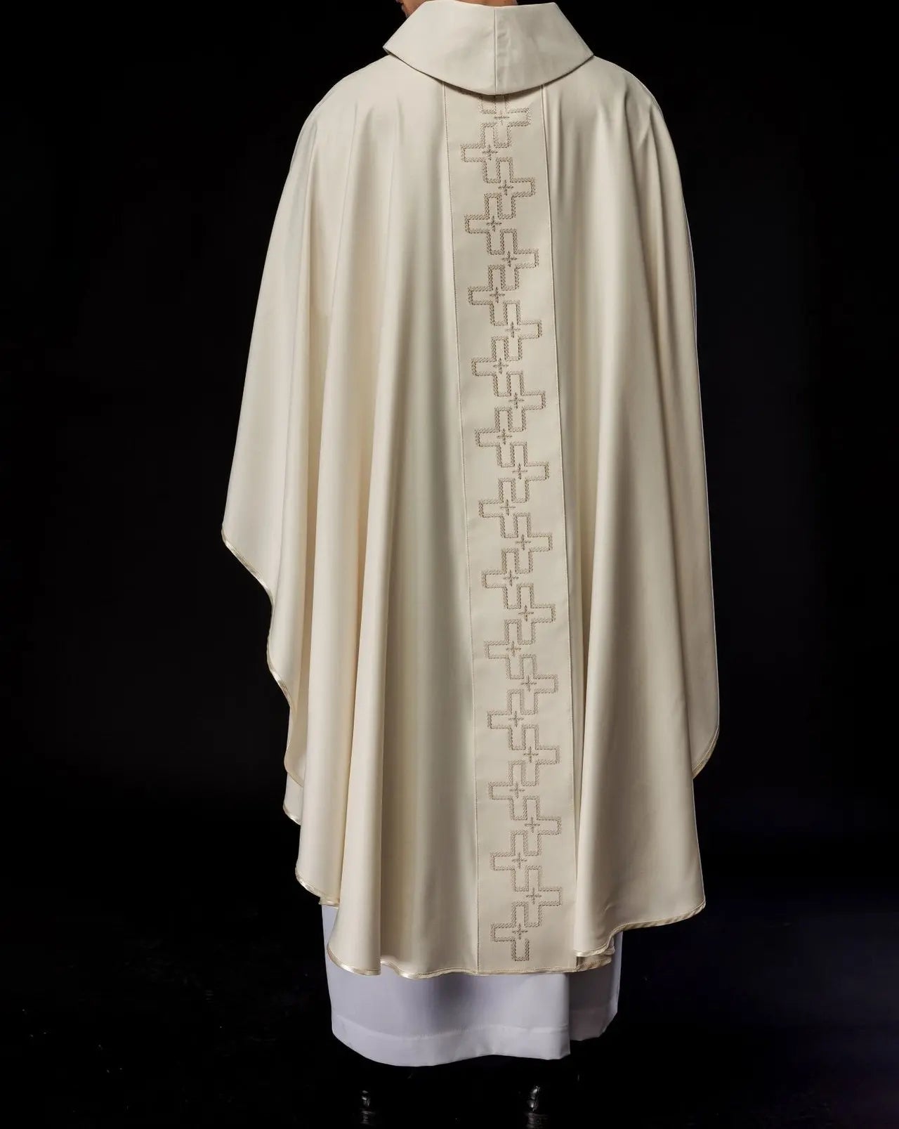 Chasuble with richly embroidered belt in ecru cross embroidery