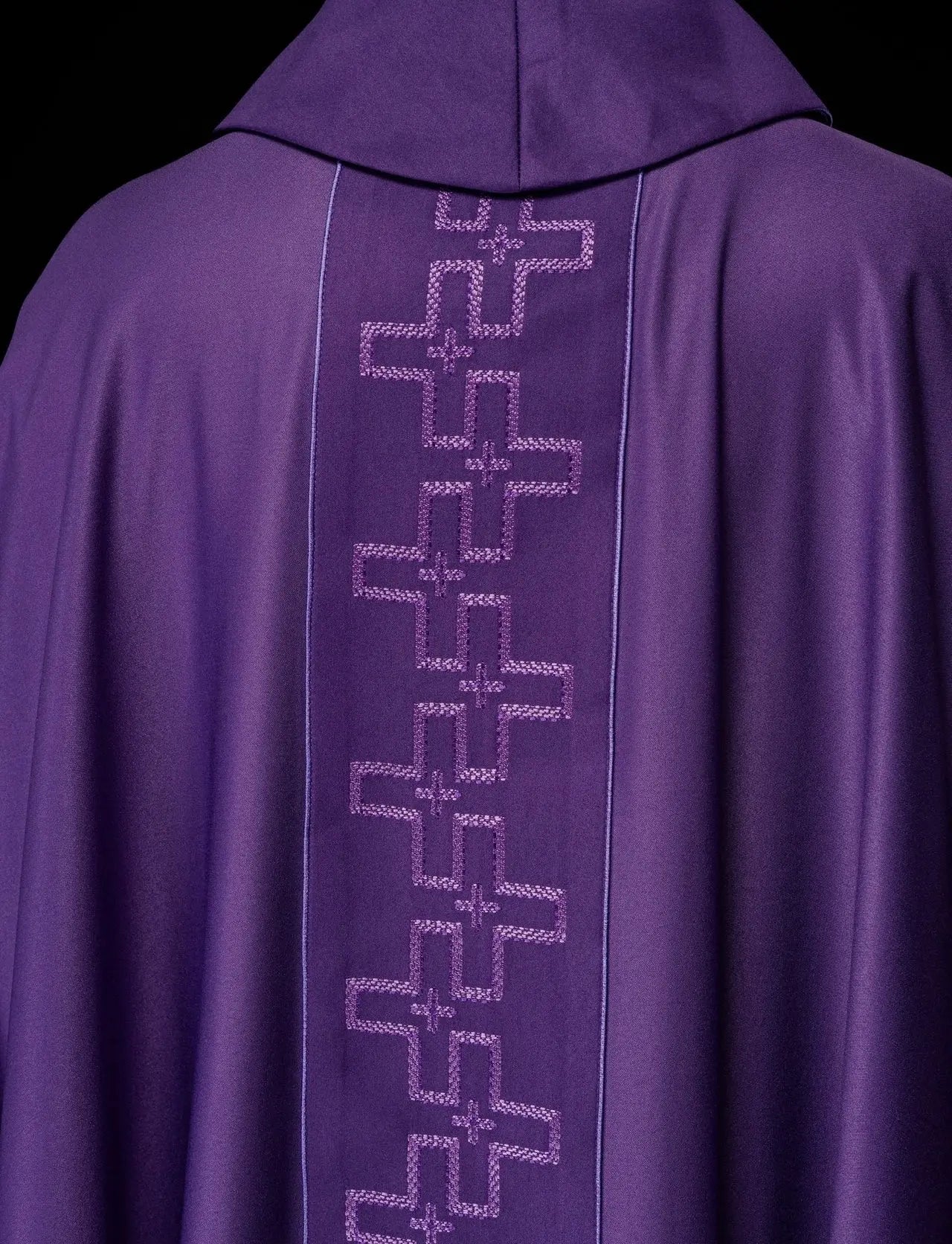 Chasuble avec ceinture richement brodée en broderie croisée de couleur violette